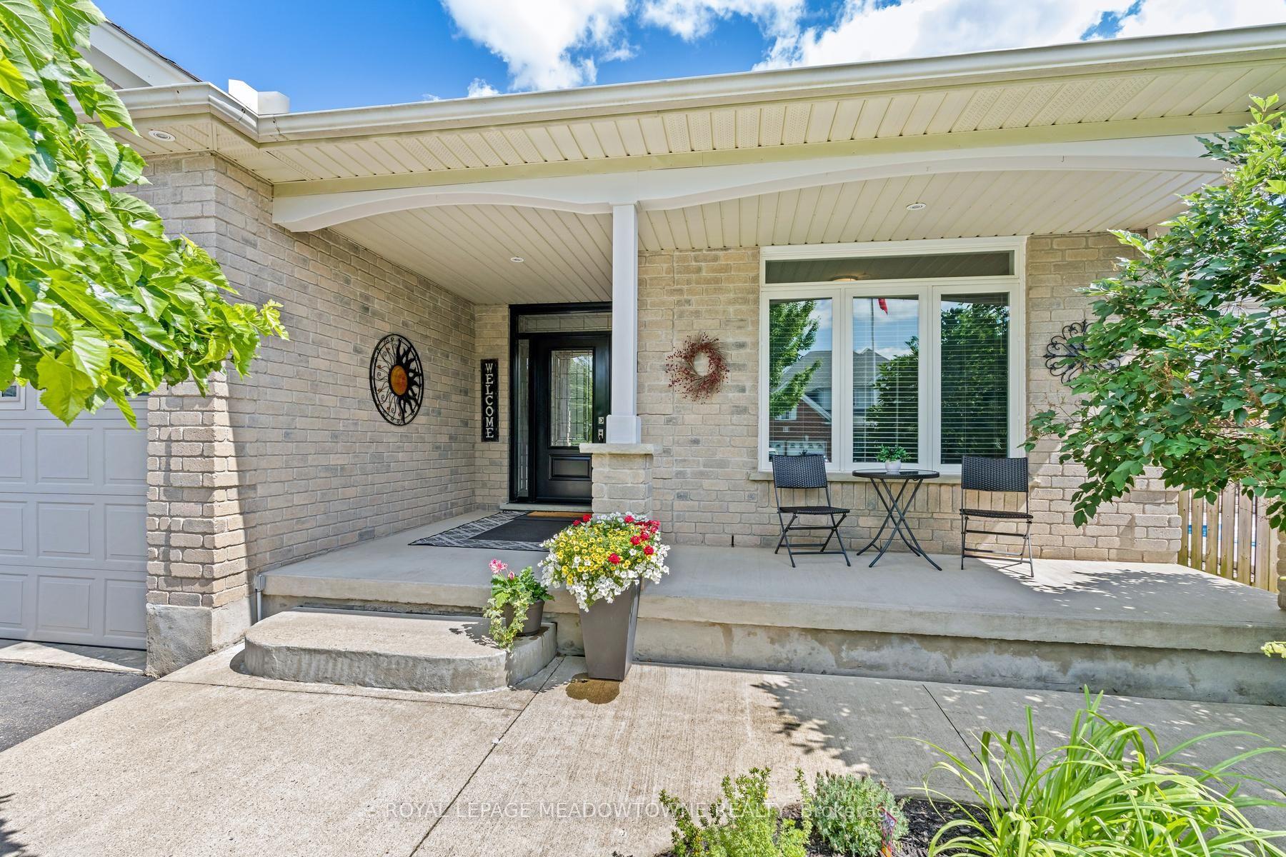 Photo 3 of 17 Dawkins Crescent, Halton Hills, Acton — HOMEH