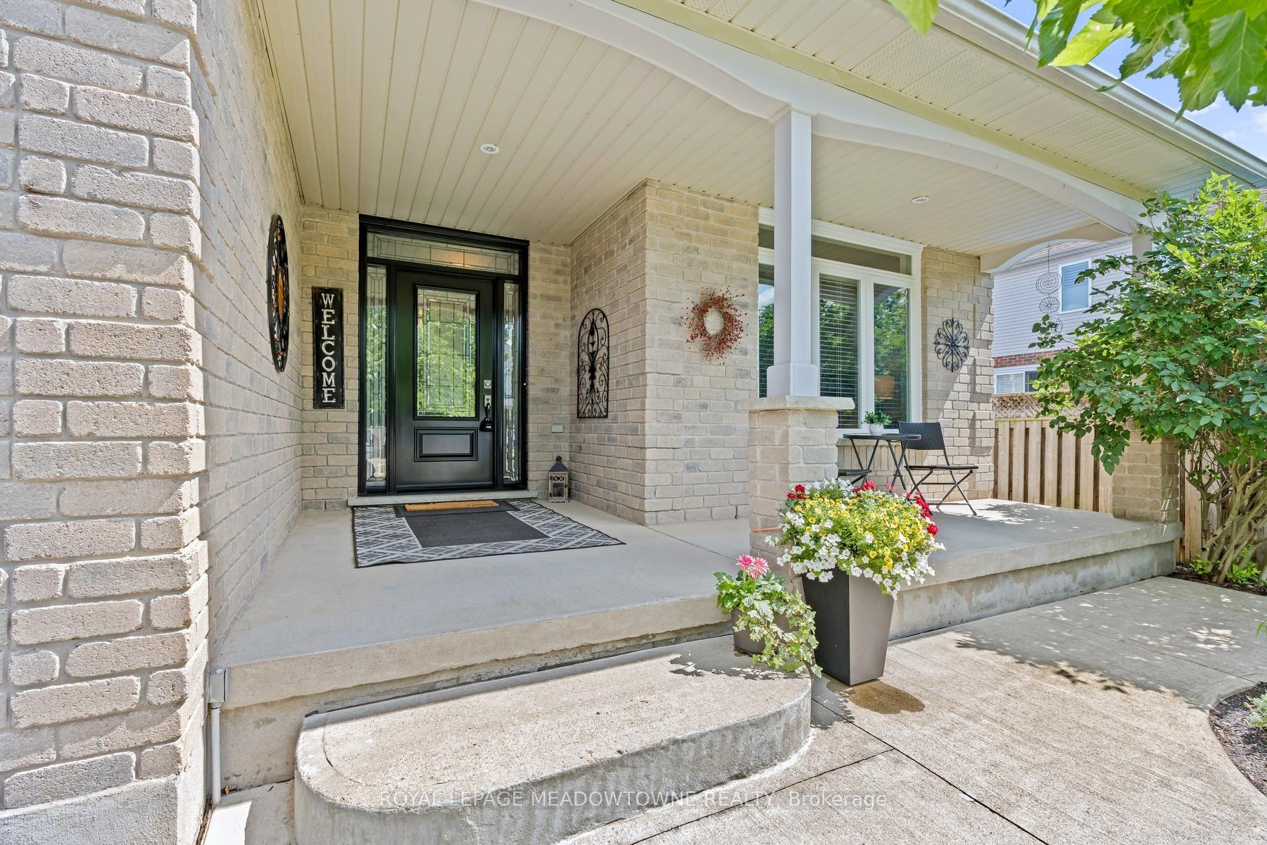 Photo 4 of 17 Dawkins Crescent, Halton Hills, Acton — HOMEH