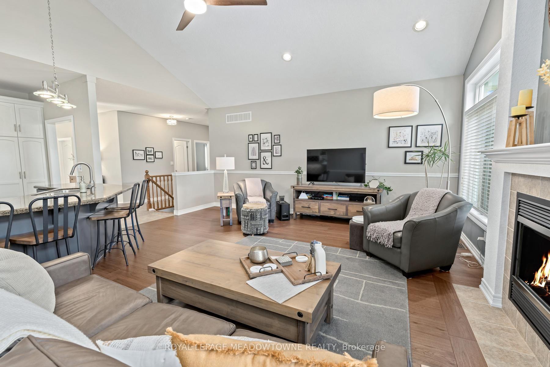 Photo 13 of 17 Dawkins Crescent, Halton Hills, Acton — HOMEH