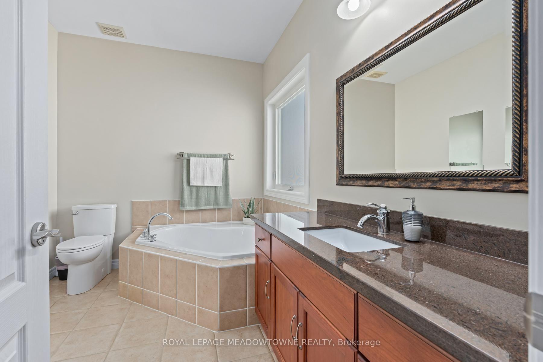 Photo 24 of 17 Dawkins Crescent, Halton Hills, Acton — HOMEH