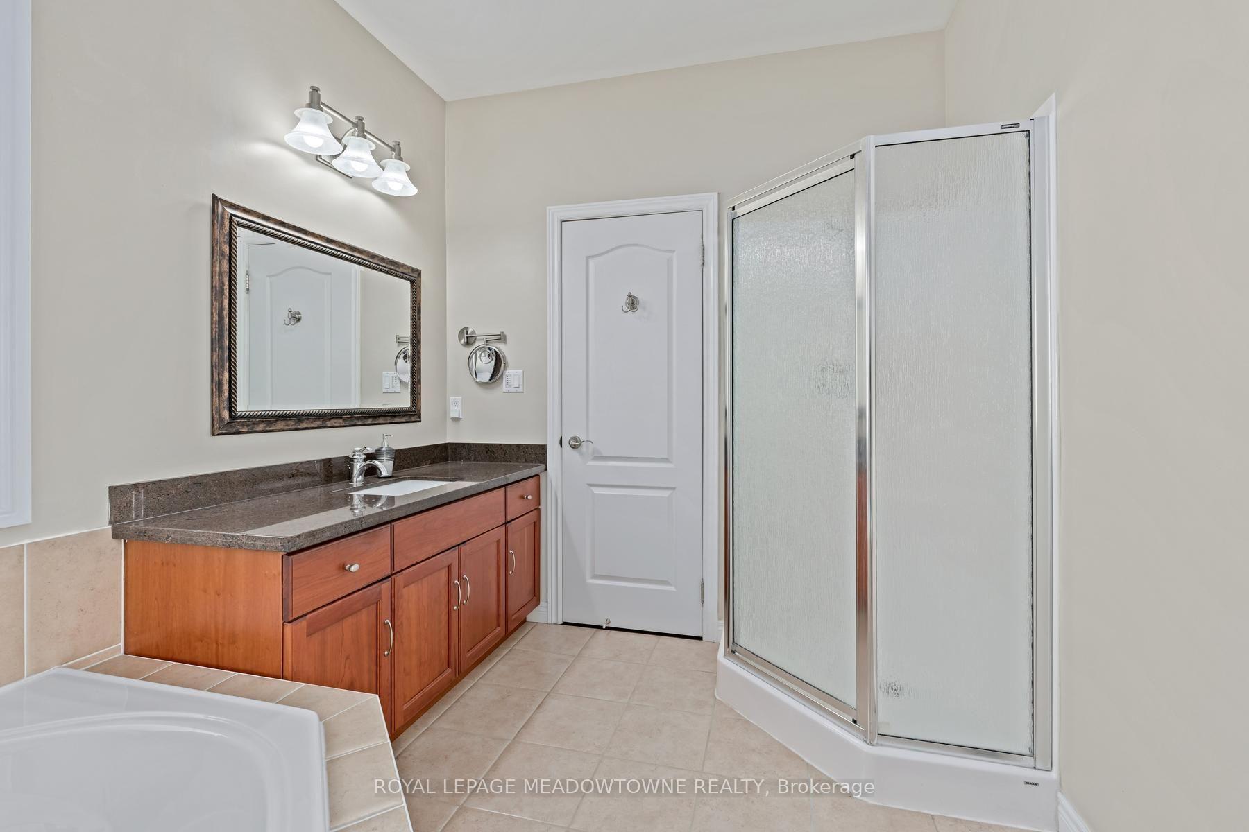 Photo 25 of 17 Dawkins Crescent, Halton Hills, Acton — HOMEH