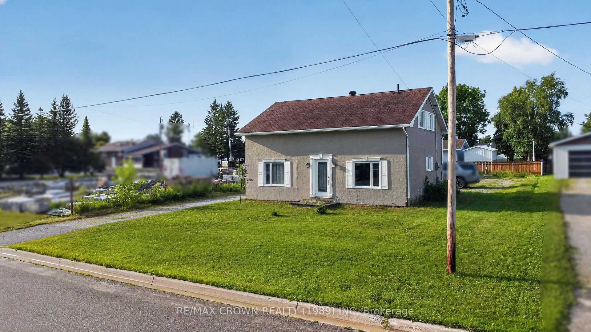 Photo 2 of 524 Kitchener Street, Hearst — HOMEH