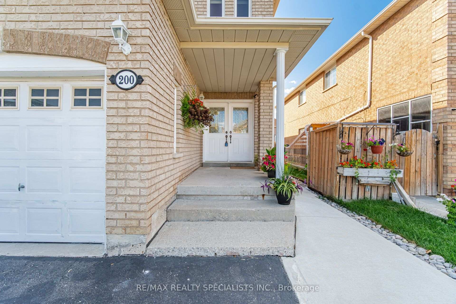Photo 3 of 200 Tiller Trail, Brampton, Fletcher's Creek Village — HOMEH