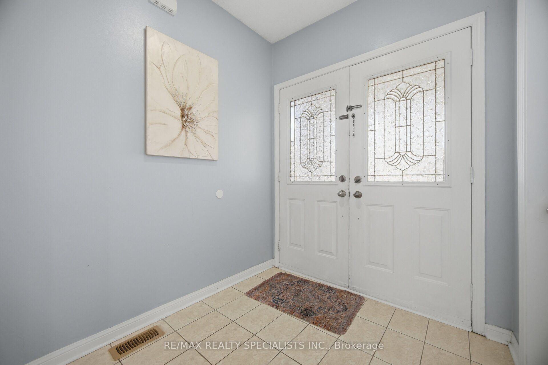 Photo 4 of 200 Tiller Trail, Brampton, Fletcher's Creek Village — HOMEH