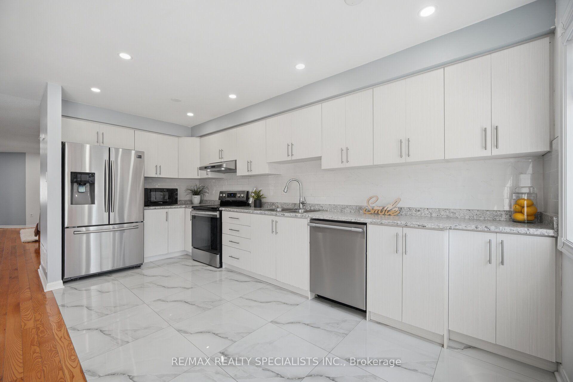 Photo 10 of 200 Tiller Trail, Brampton, Fletcher's Creek Village — HOMEH