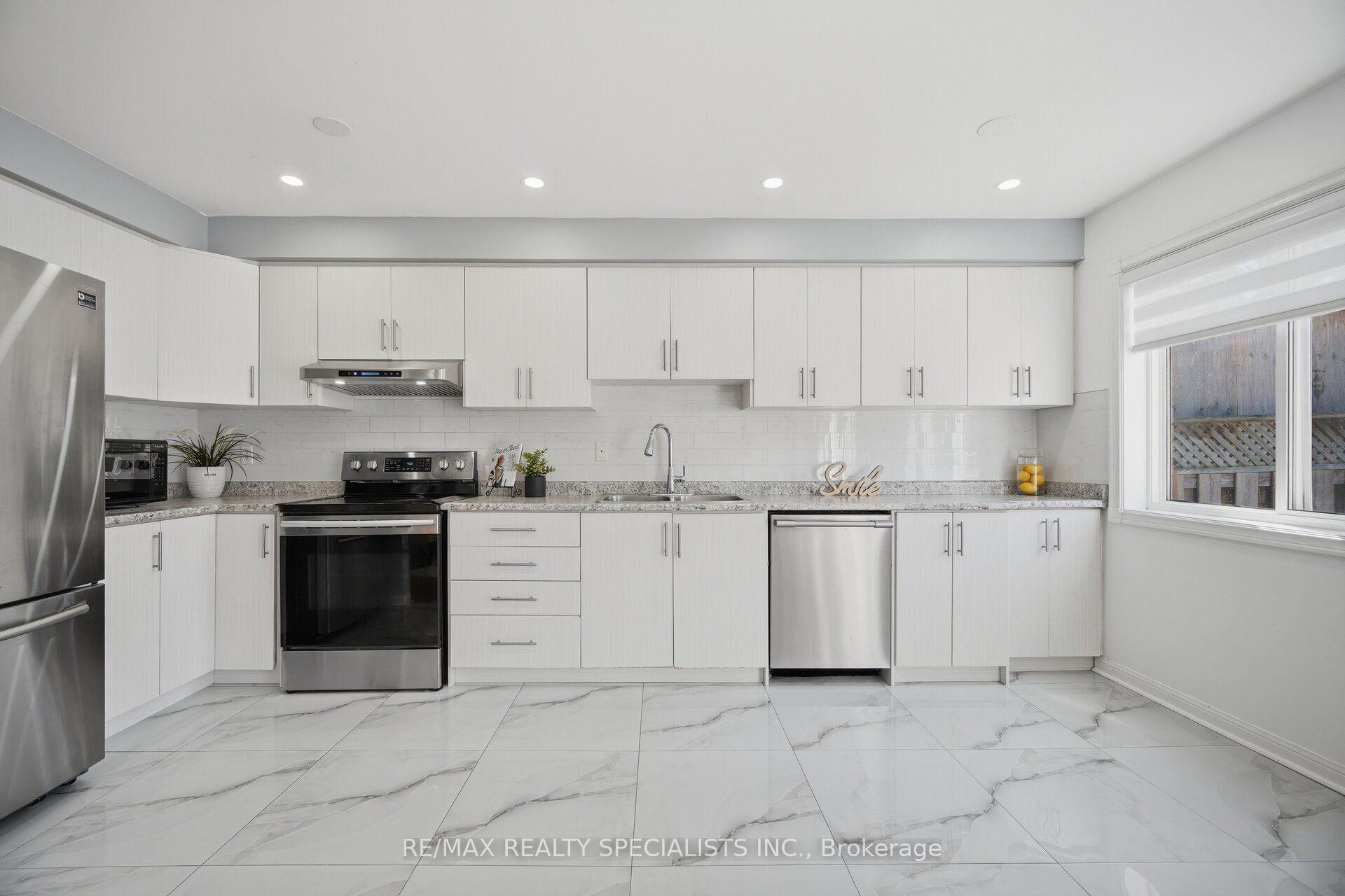 Photo 11 of 200 Tiller Trail, Brampton, Fletcher's Creek Village — HOMEH