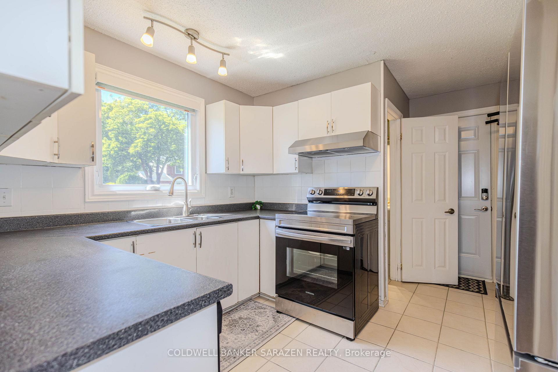 Photo 15 of 34 Hobart Crescent, Ottawa, Sheahan Estates/Trend Village — HOMEH