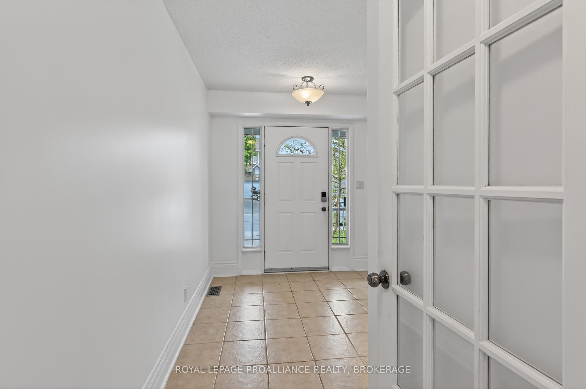 Photo 3 of 435 Maureen Street, Kingston, Kingston East (Incl Barret Crt) — HOMEH