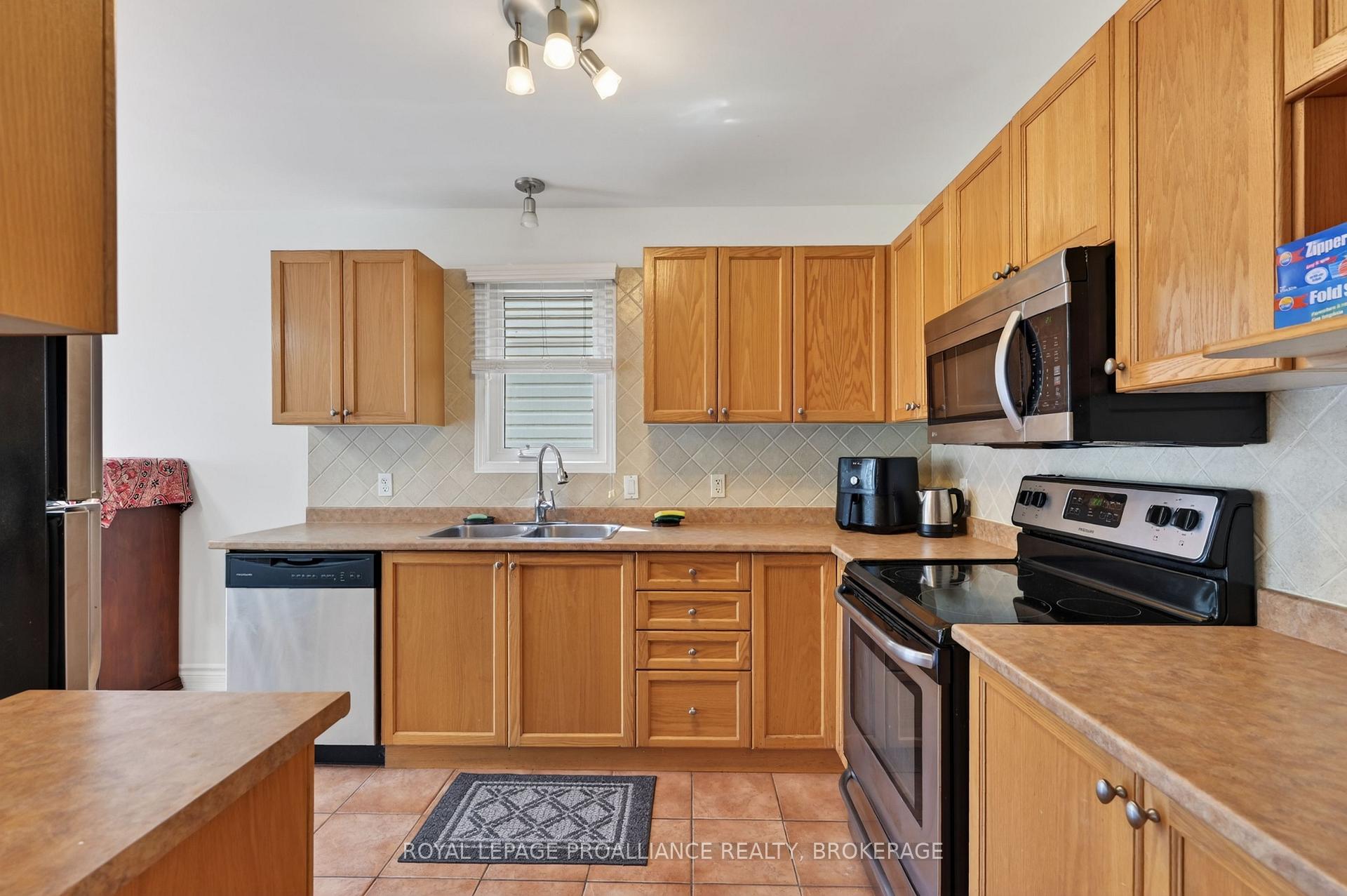 Photo 7 of 435 Maureen Street, Kingston, Kingston East (Incl Barret Crt) — HOMEH