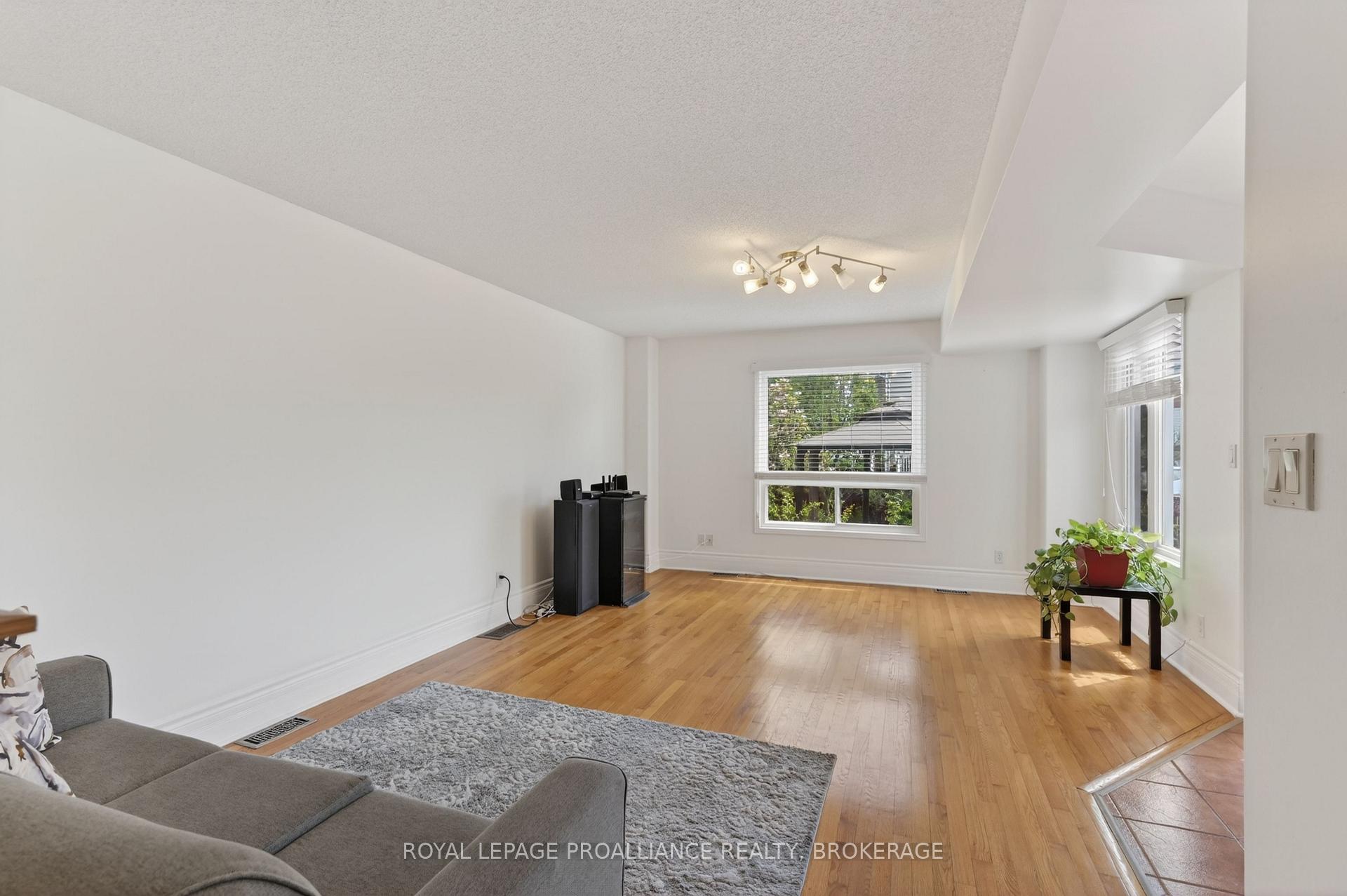 Photo 10 of 435 Maureen Street, Kingston, Kingston East (Incl Barret Crt) — HOMEH