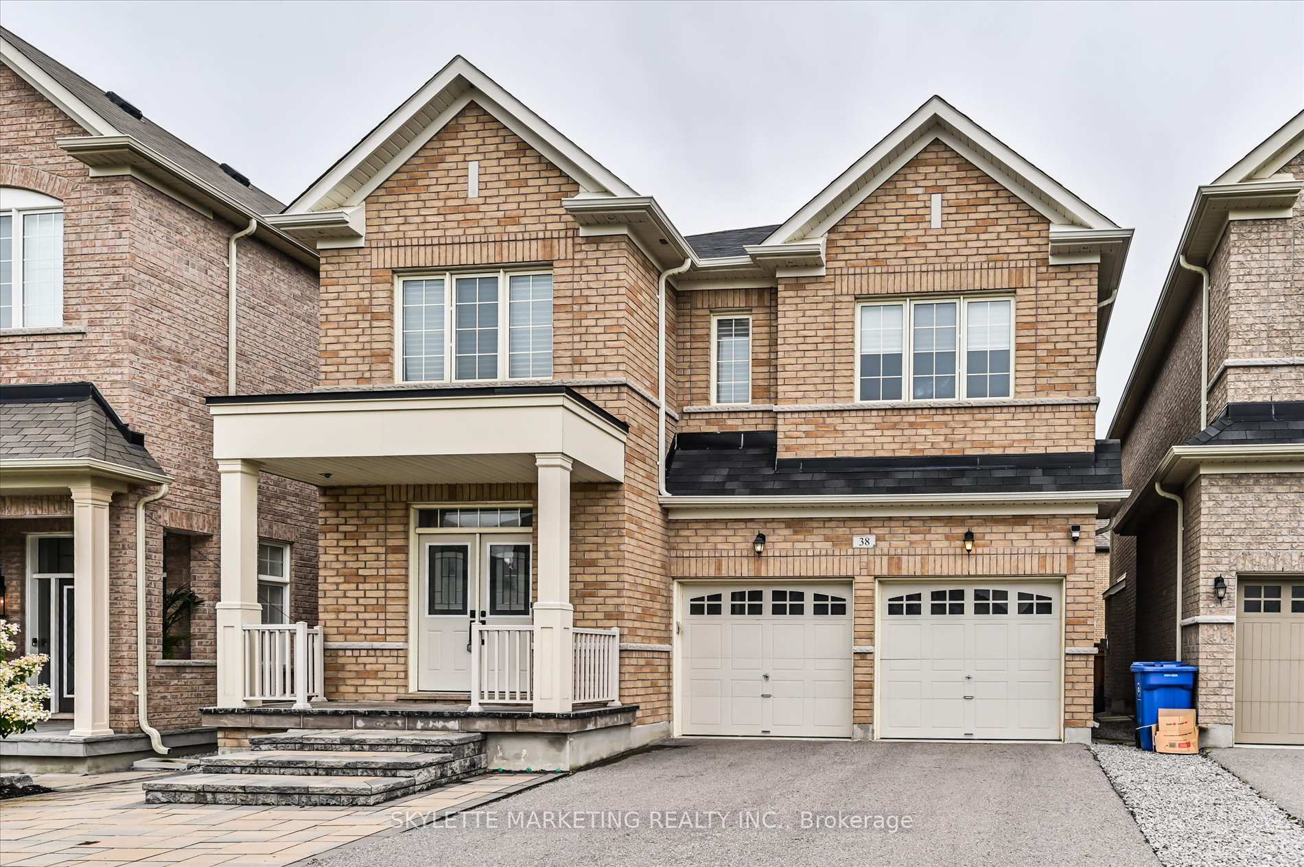 Photo 3 of 38 Russell Parker Crescent, Aurora, Rural Aurora — HOMEH