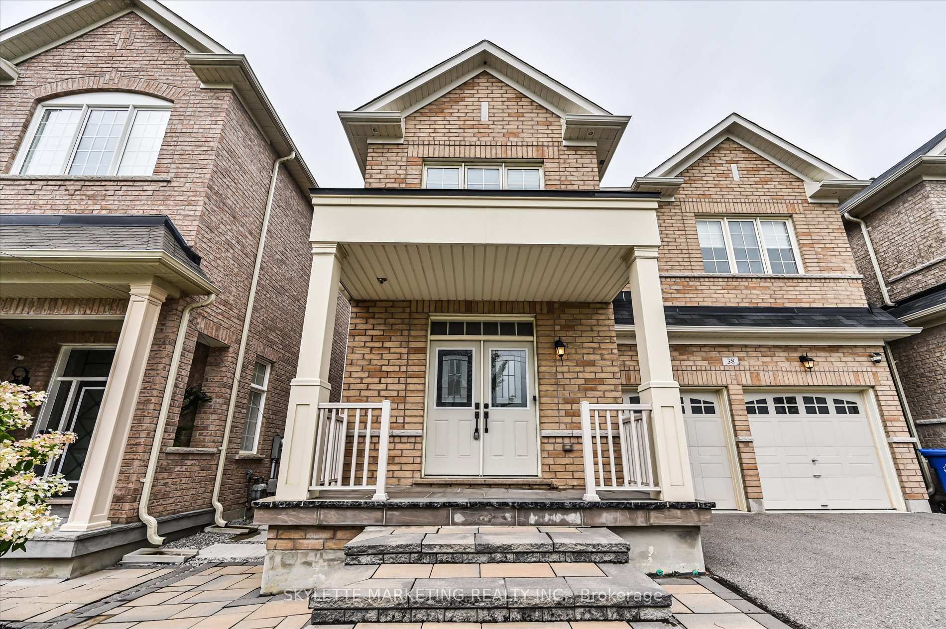Photo 5 of 38 Russell Parker Crescent, Aurora, Rural Aurora — HOMEH