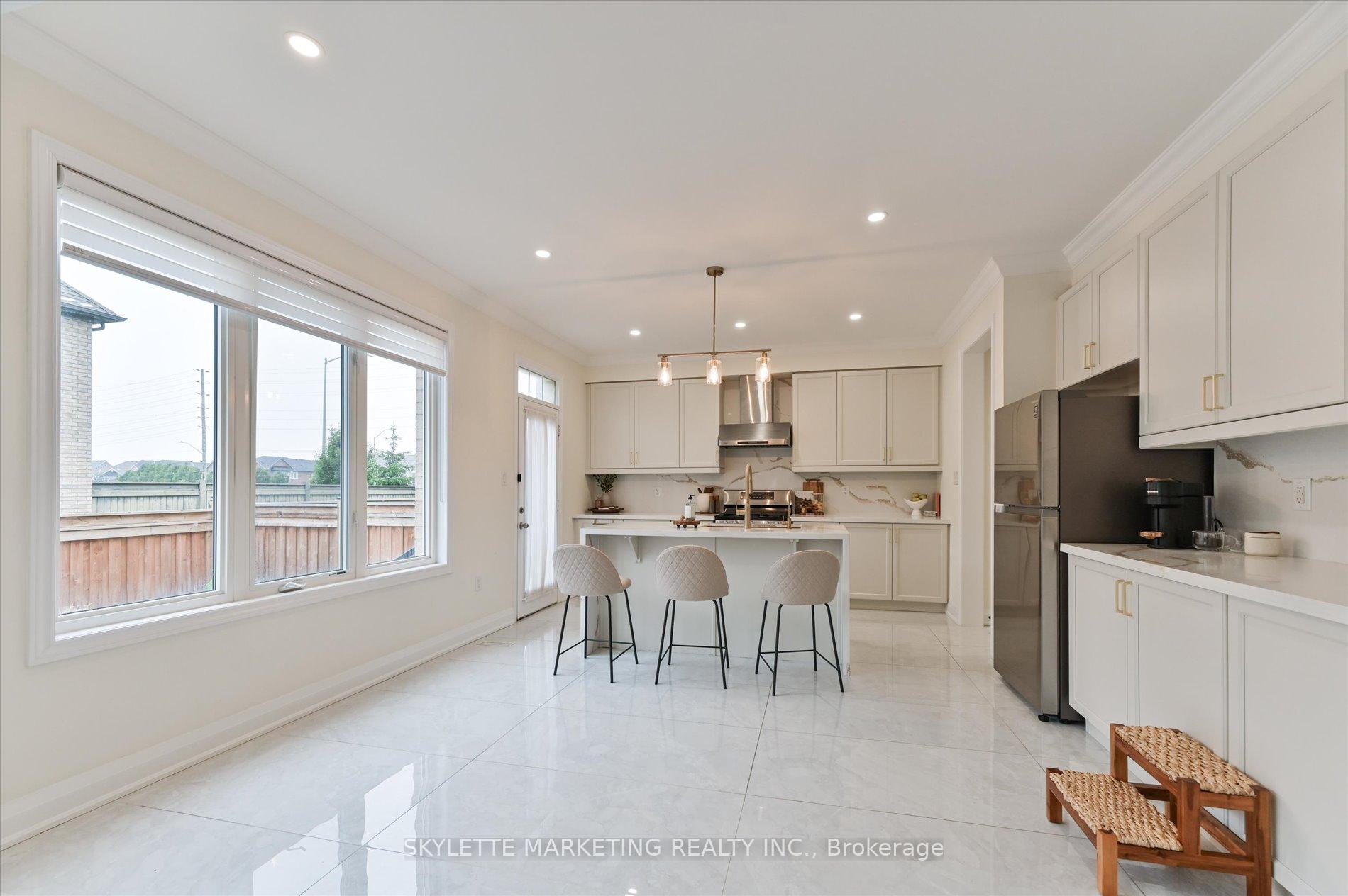 Photo 14 of 38 Russell Parker Crescent, Aurora, Rural Aurora — HOMEH
