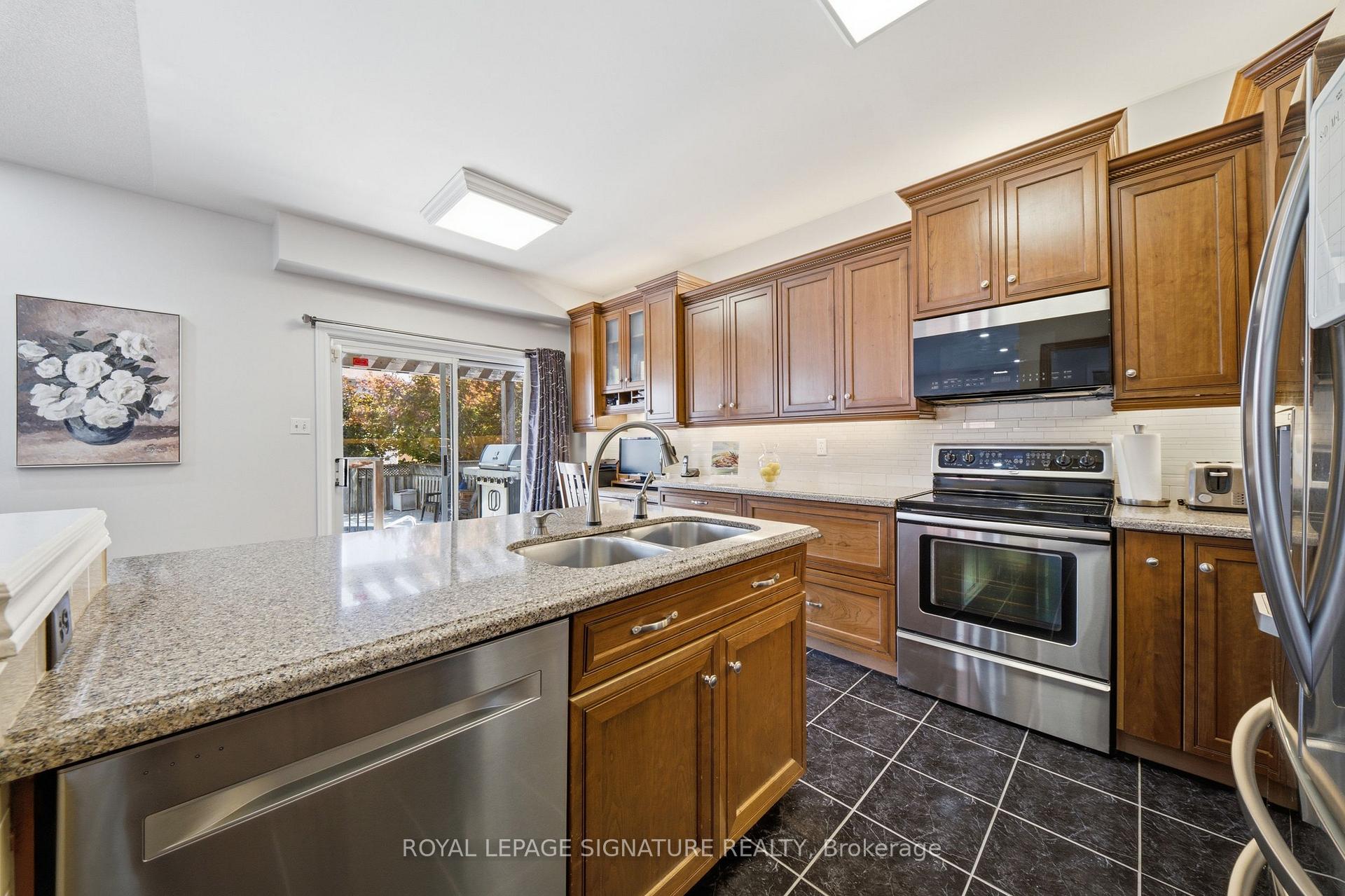 Photo 16 of 79 Twin Willow Crescent E, Brampton, Snelgrove — HOMEH