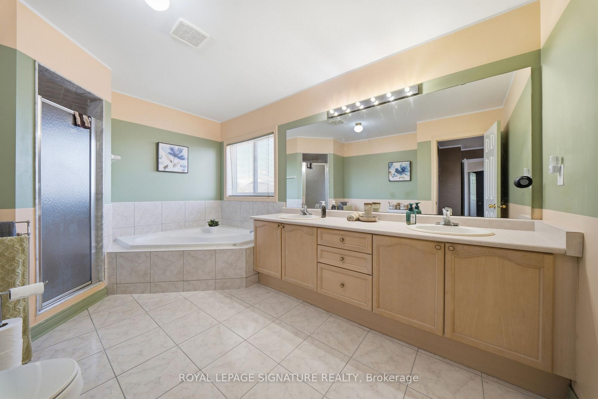 Photo 23 of 79 Twin Willow Crescent E, Brampton, Snelgrove — HOMEH