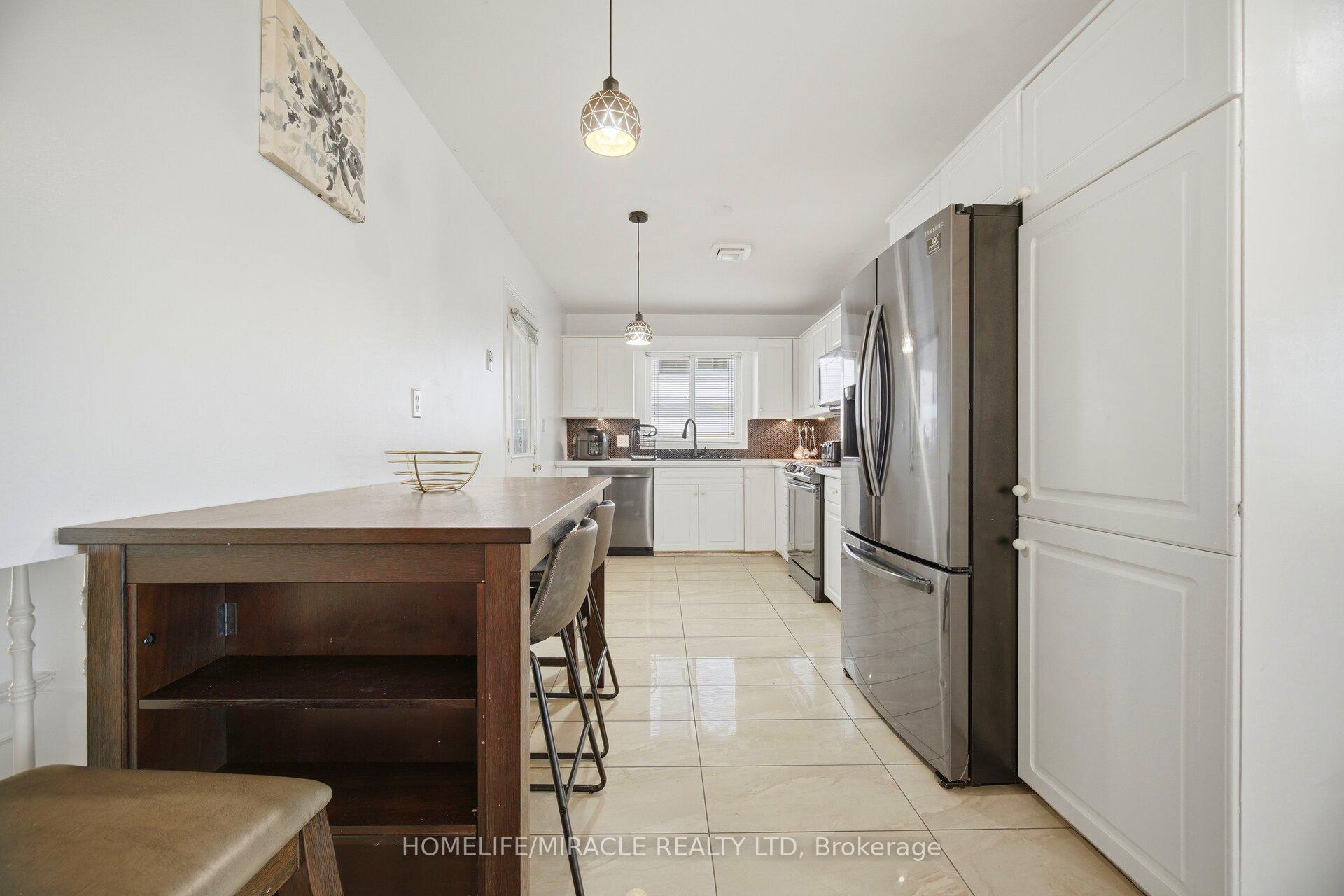 Photo 12 of 196 First St Louth, St. Catharines, Grapeview — HOMEH