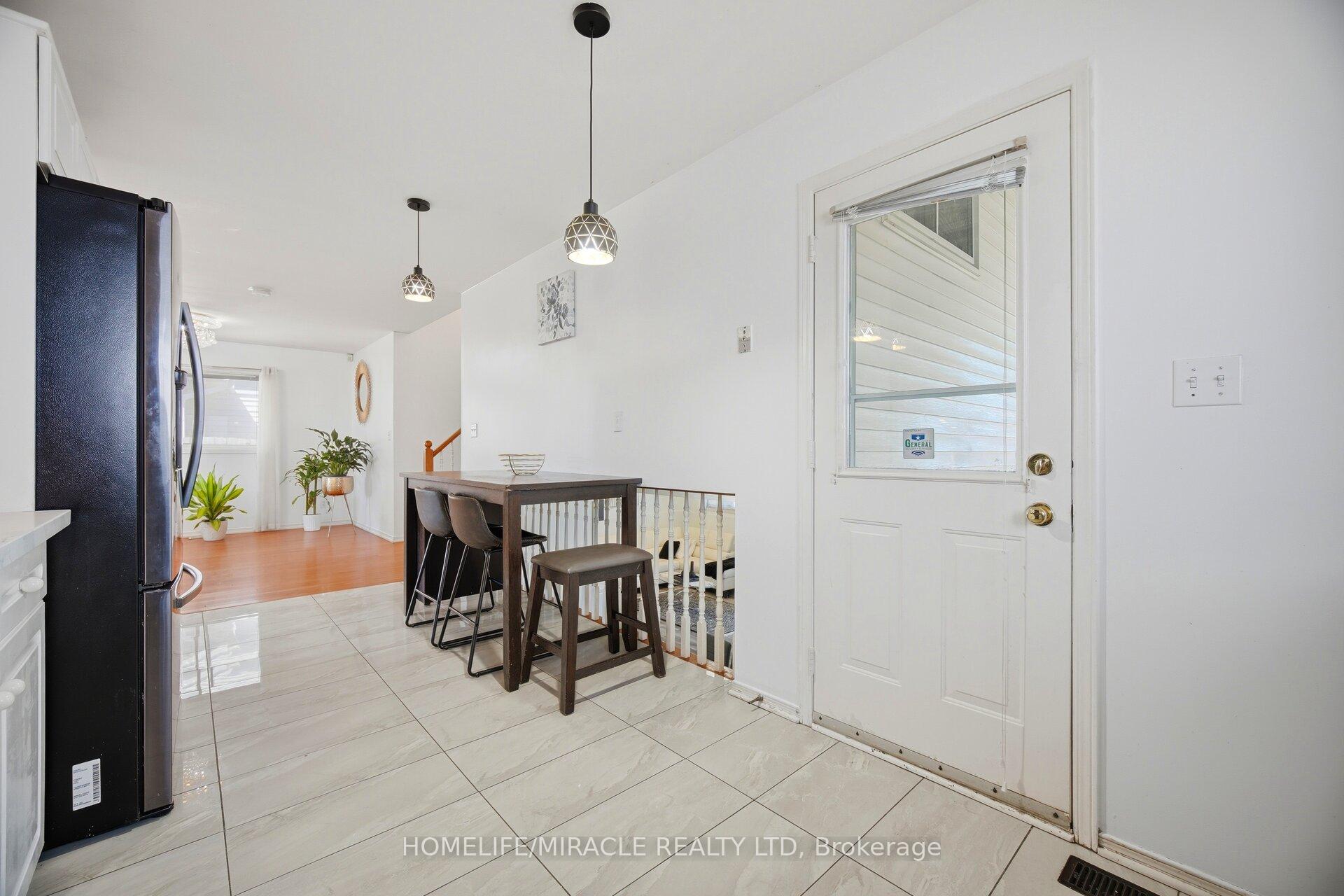 Photo 15 of 196 First St Louth, St. Catharines, Grapeview — HOMEH