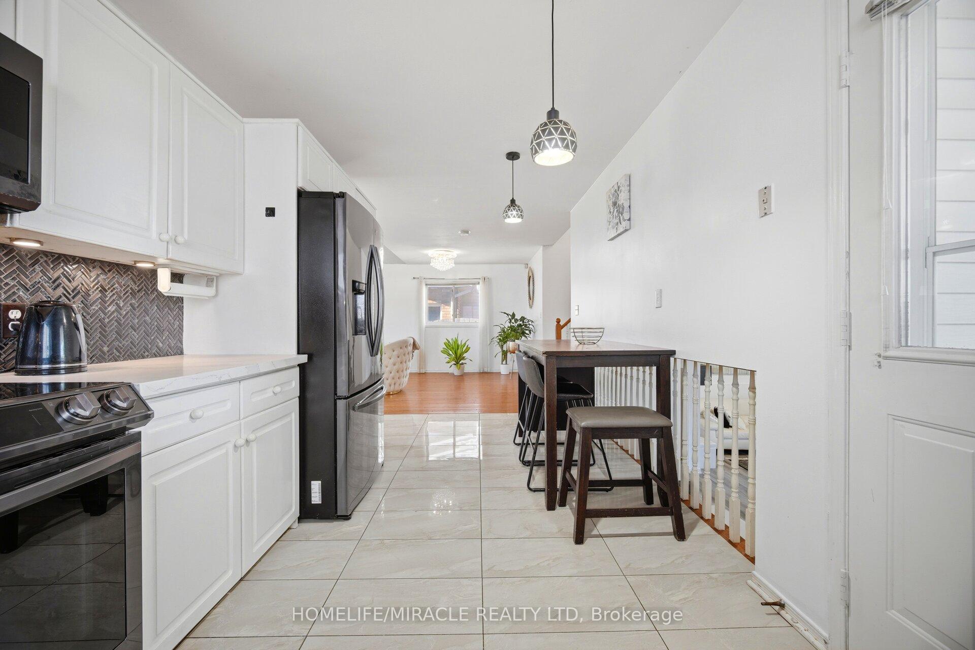 Photo 16 of 196 First St Louth, St. Catharines, Grapeview — HOMEH