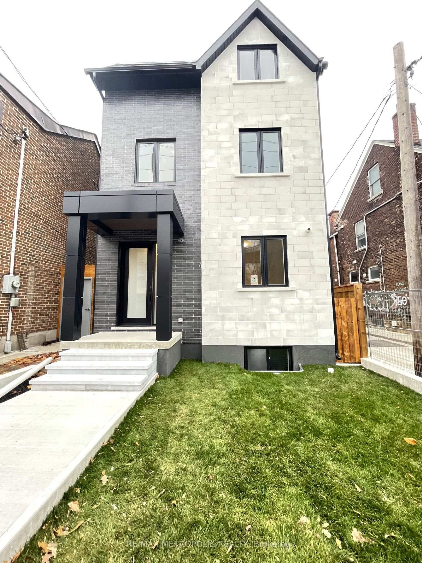 Photo 1 of Unit Bsmt, 165 Manning Avenue, Toronto, Trinity-Bellwoods — HOMEH