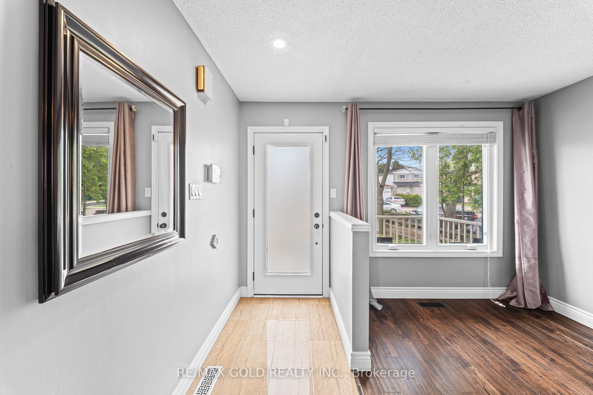 Photo 3 of 128 Martindale Crescent, Brampton, Brampton West — HOMEH