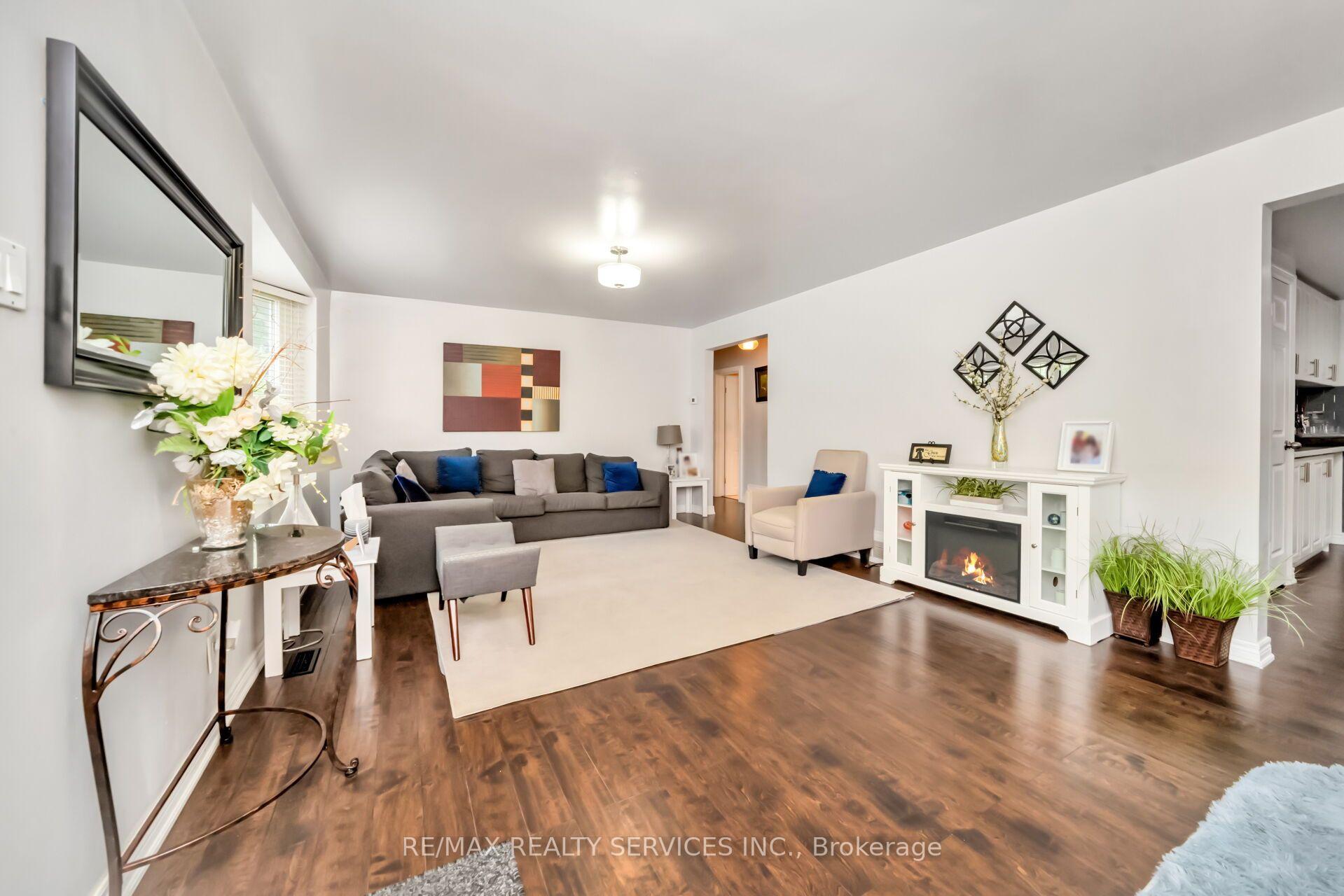 Photo 5 of 3287 Michaud Avenue, Mississauga, Malton — HOMEH