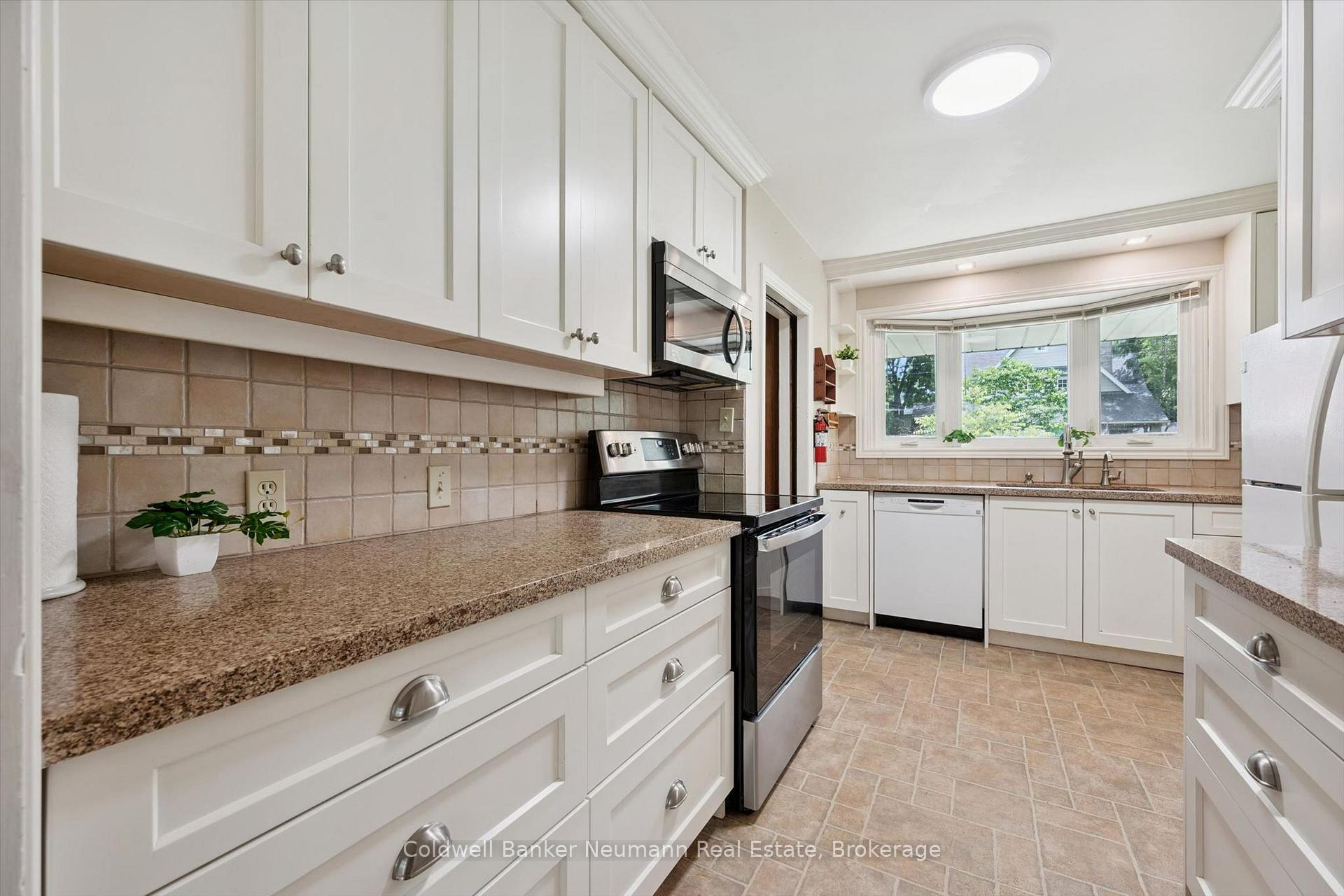 Photo 12 of 45 Dean Avenue, Guelph, Dovercliffe Park/Old University — HOMEH
