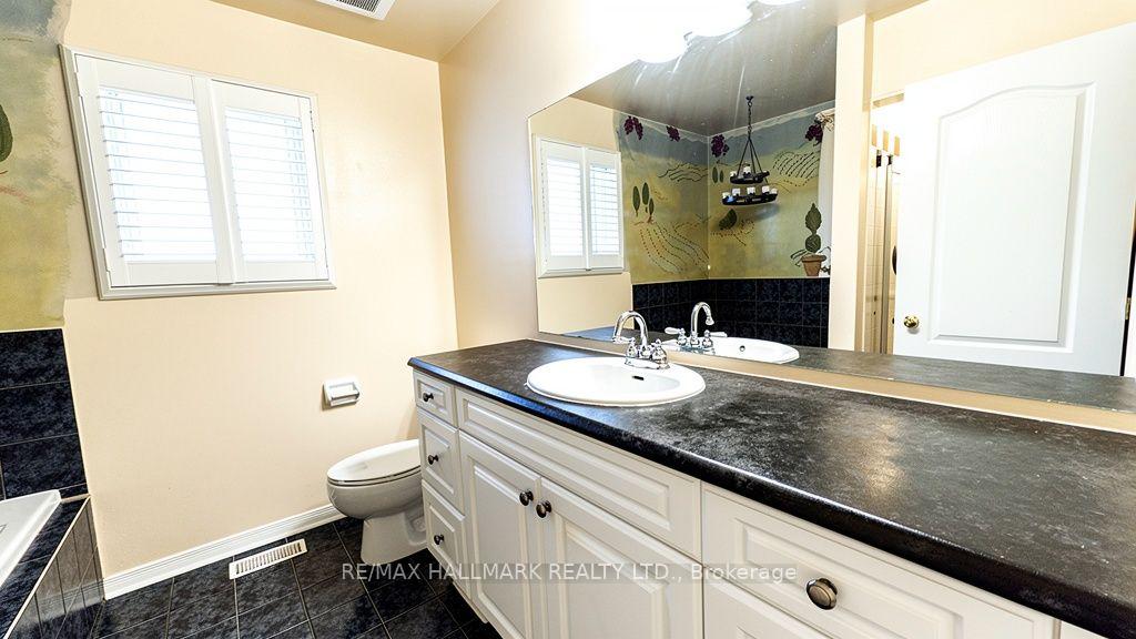 Photo 8 of 441 Heddle Crescent N, Newmarket, Stonehaven-Wyndham — HOMEH