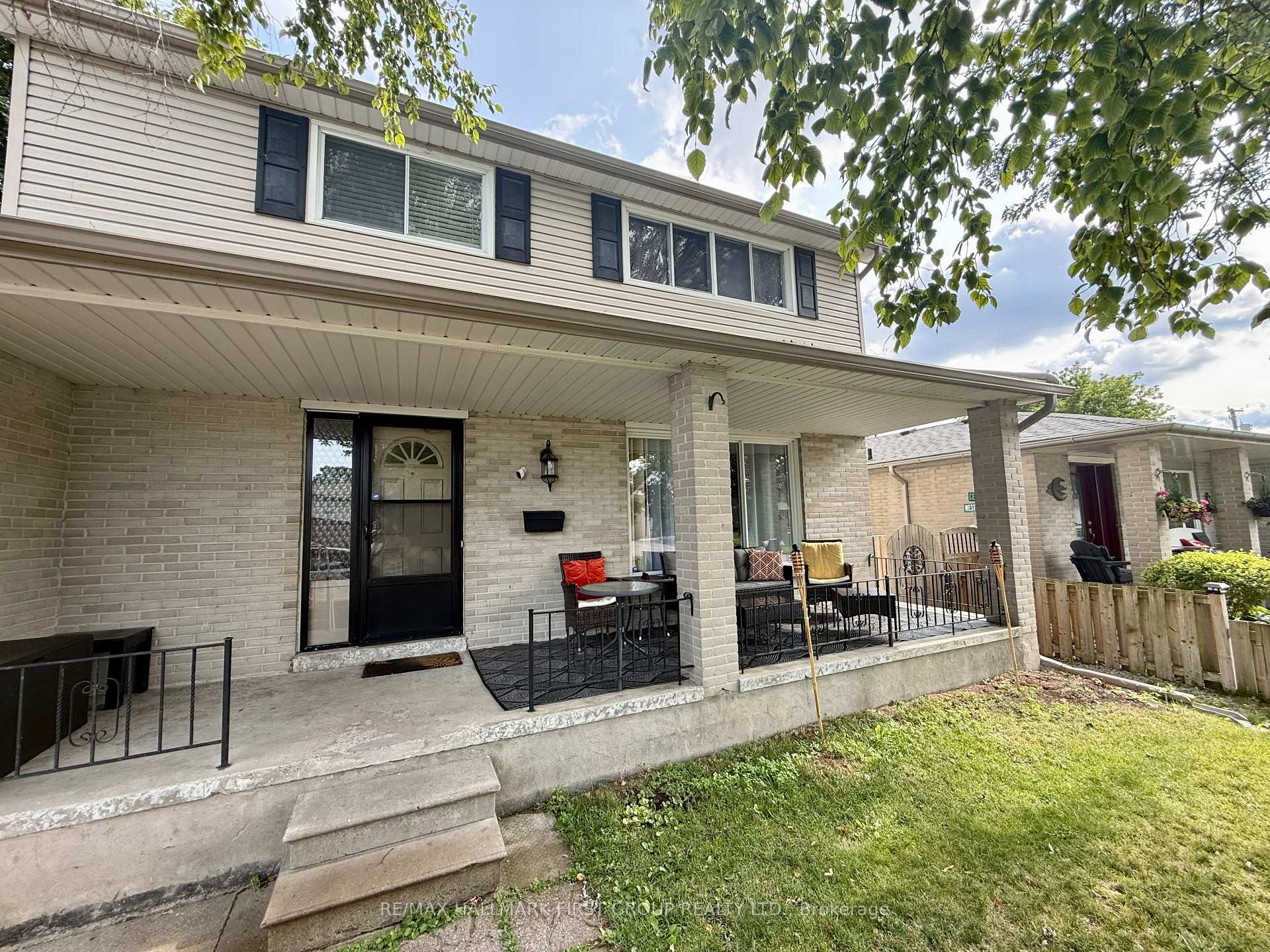 Photo 2 of 906 Cecylia Court, Pickering, West Shore — HOMEH