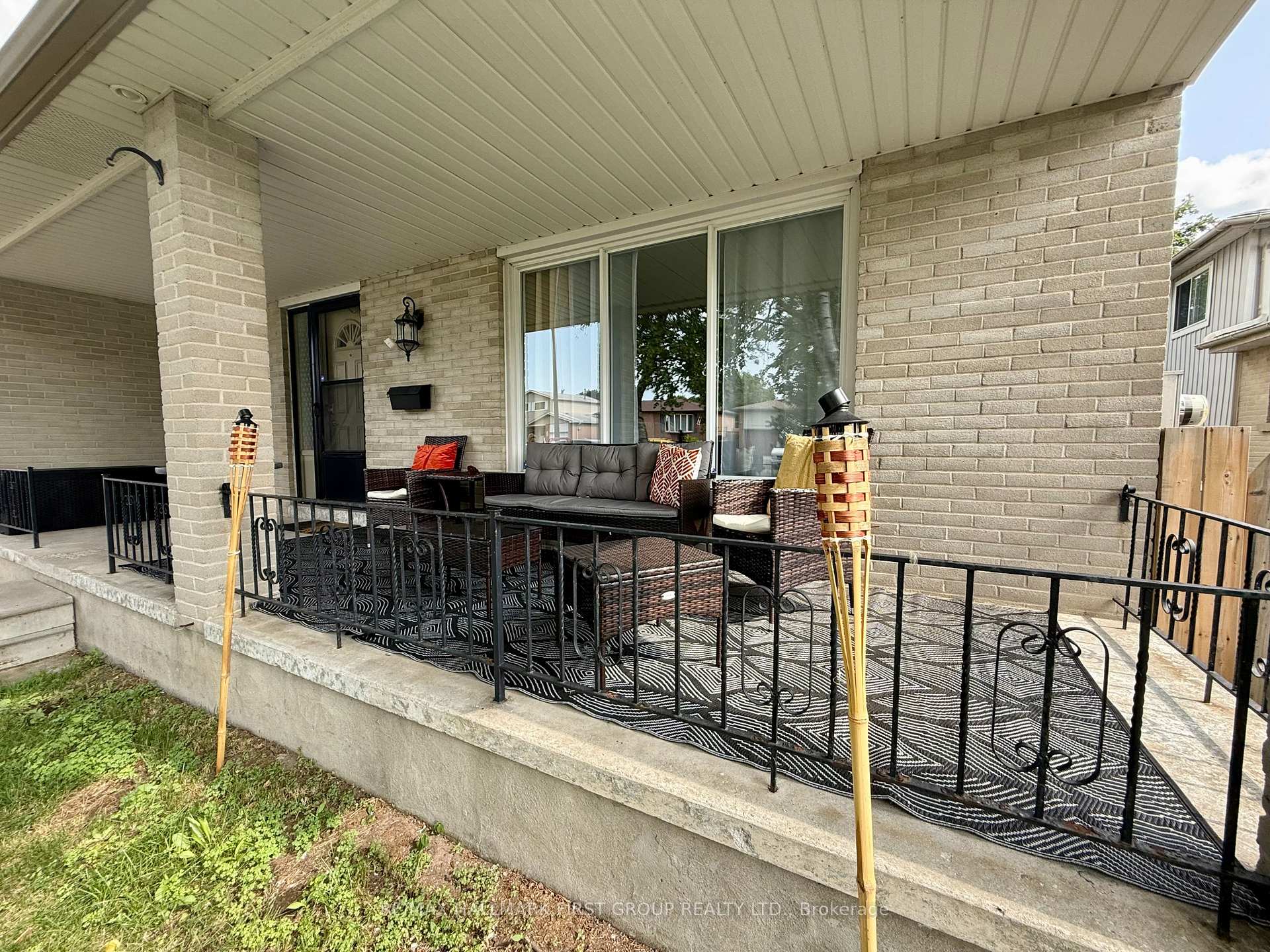 Photo 3 of 906 Cecylia Court, Pickering, West Shore — HOMEH