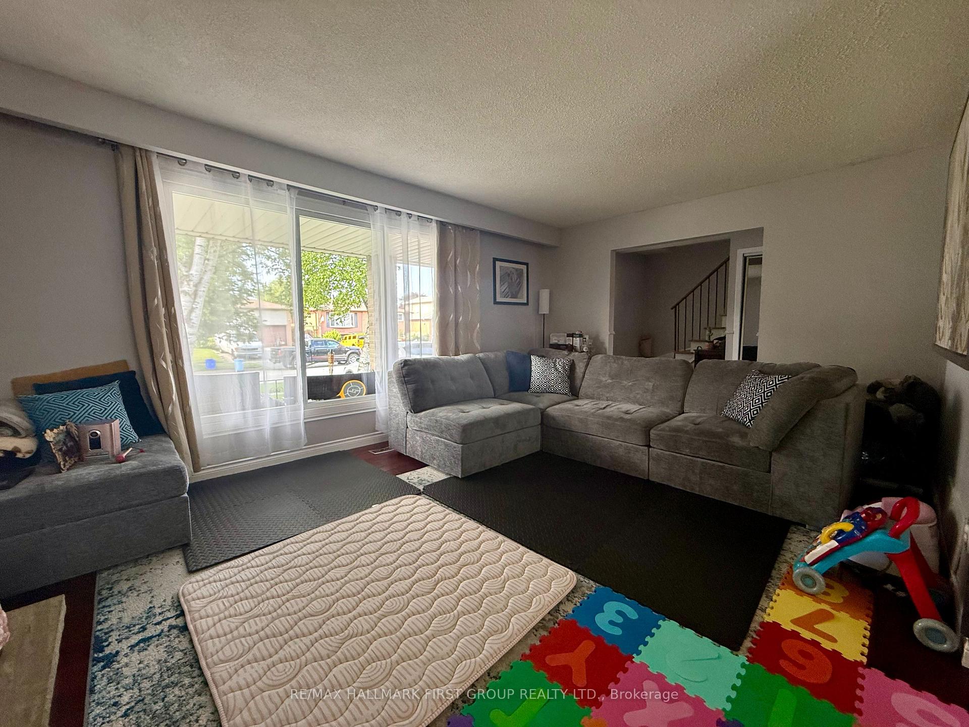 Photo 5 of 906 Cecylia Court, Pickering, West Shore — HOMEH