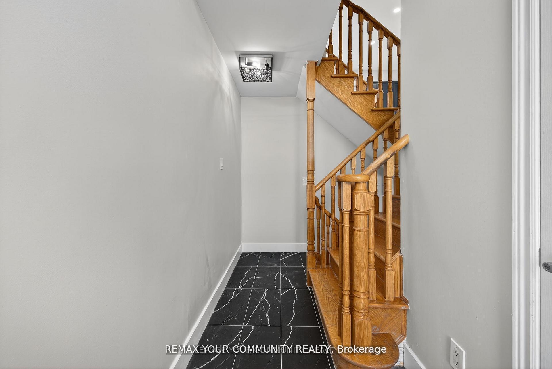 Photo 2 of 193 Zokol Drive, Aurora, Bayview Northeast — HOMEH