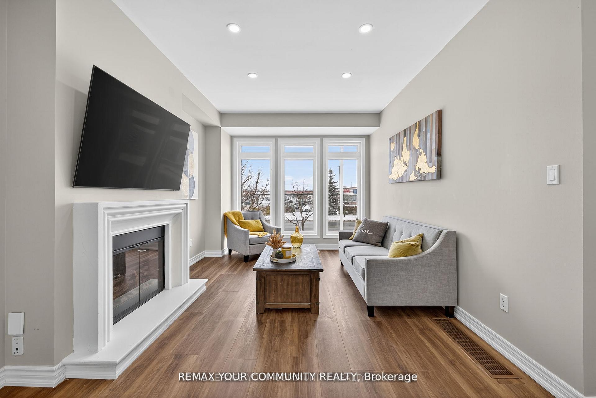 Photo 3 of 193 Zokol Drive, Aurora, Bayview Northeast — HOMEH