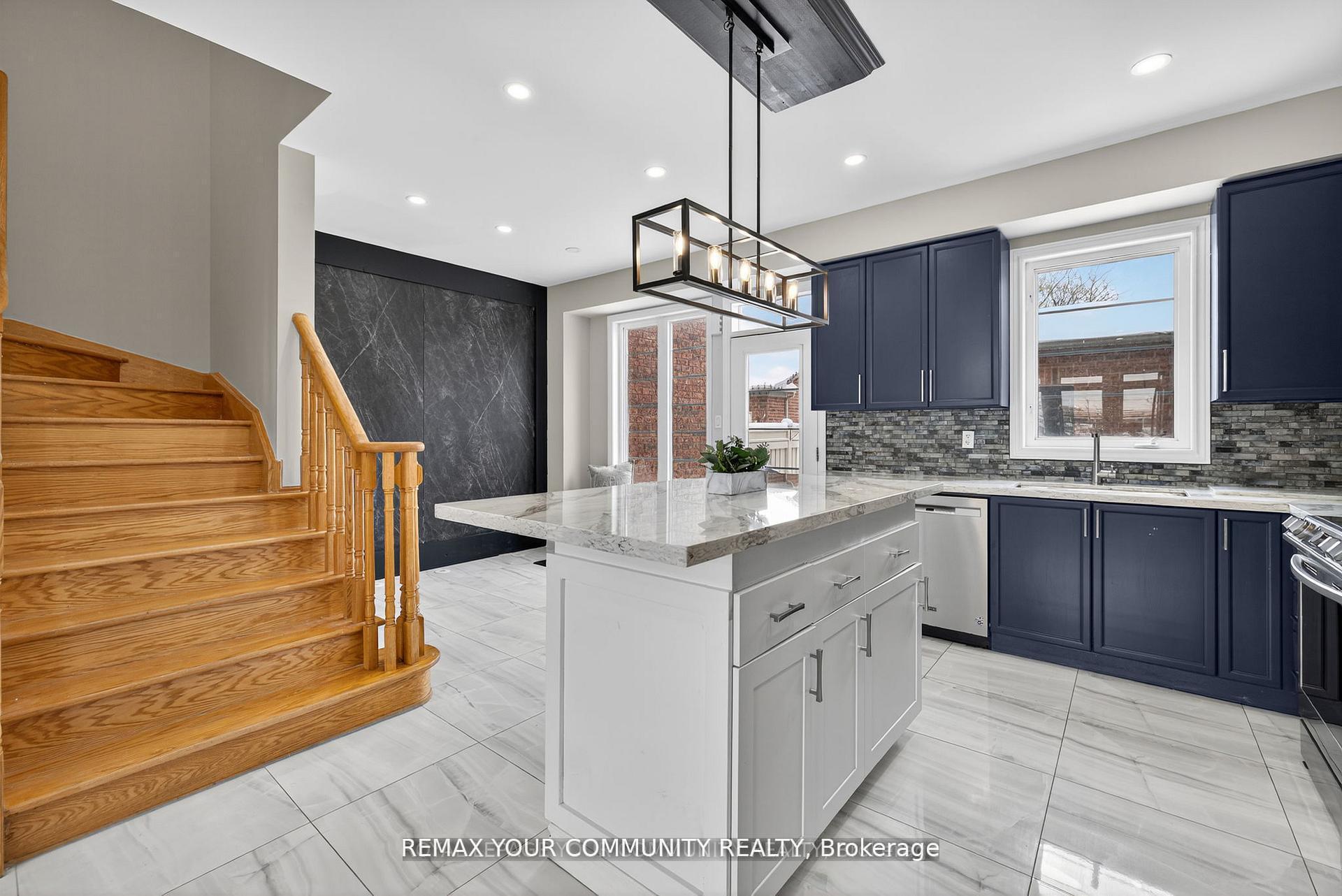 Photo 7 of 193 Zokol Drive, Aurora, Bayview Northeast — HOMEH