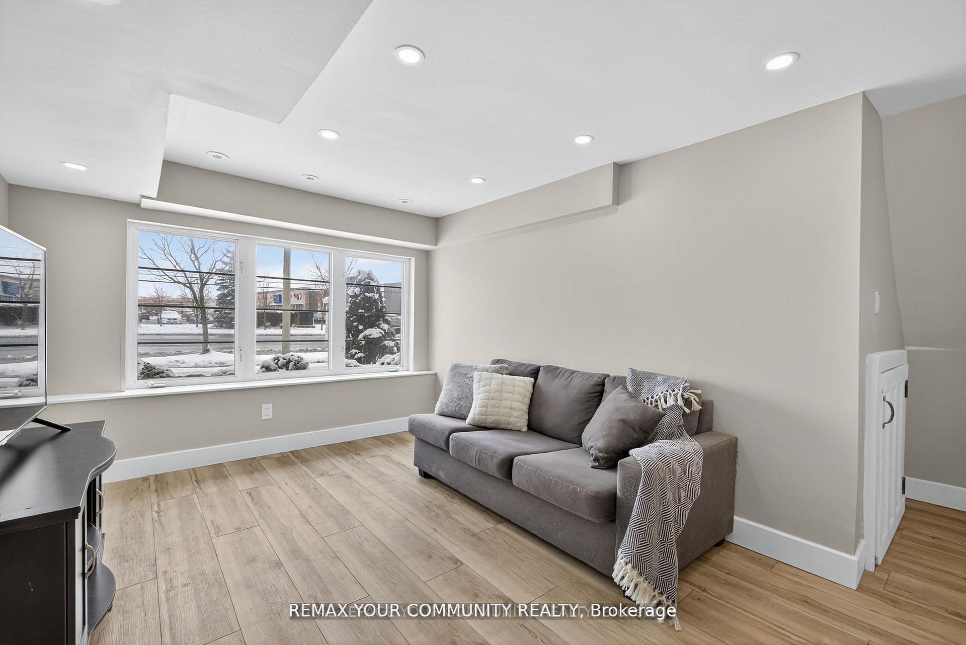 Photo 18 of 193 Zokol Drive, Aurora, Bayview Northeast — HOMEH