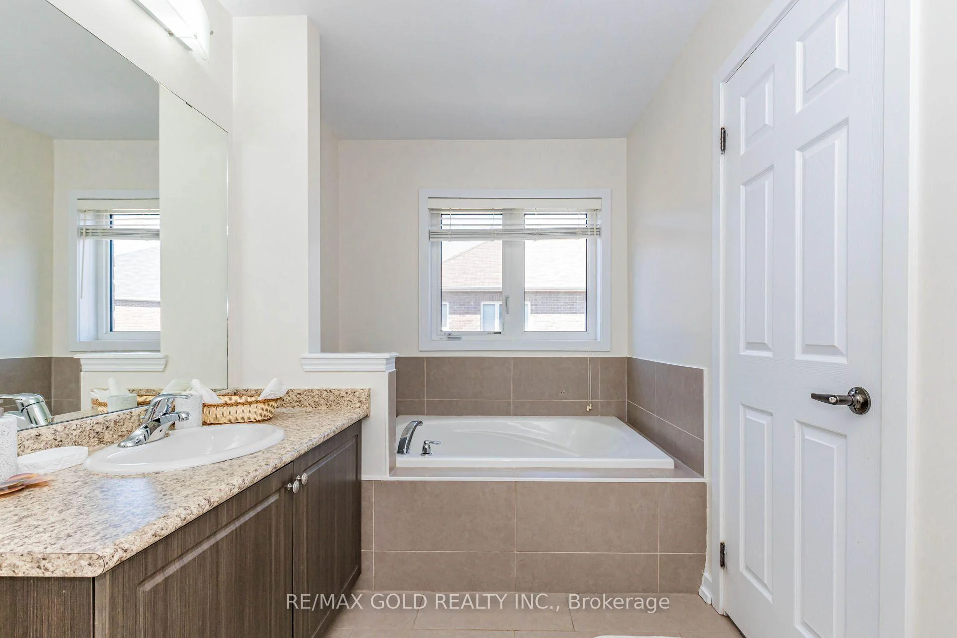 Photo 40 of 22 clinton Street, Brampton, Northwest Brampton — HOMEH