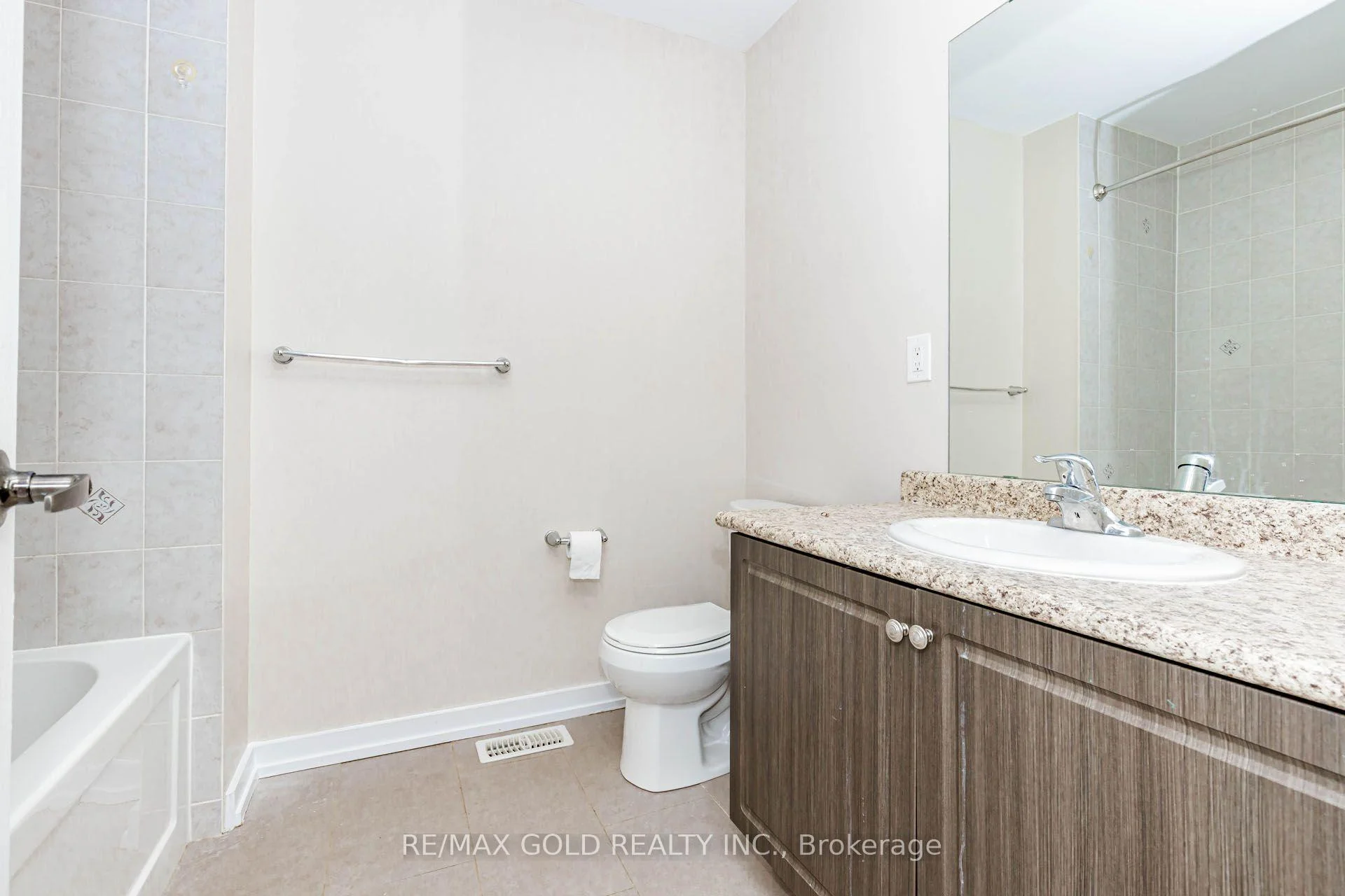 Photo 41 of 22 clinton Street, Brampton, Northwest Brampton — HOMEH