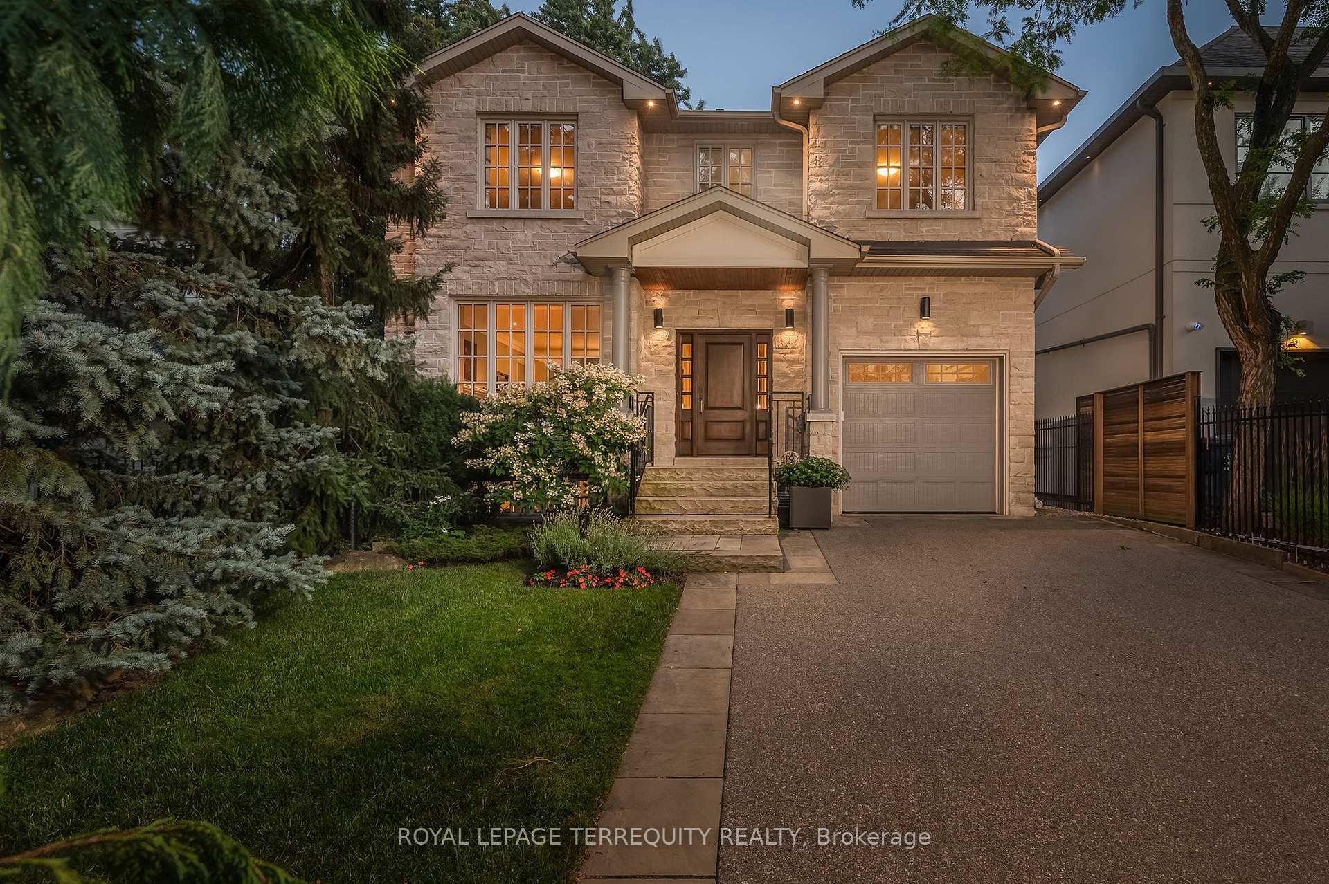 Photo 4 of 19 Bannon Avenue, Etobicoke, Kingsway South — HOMEH