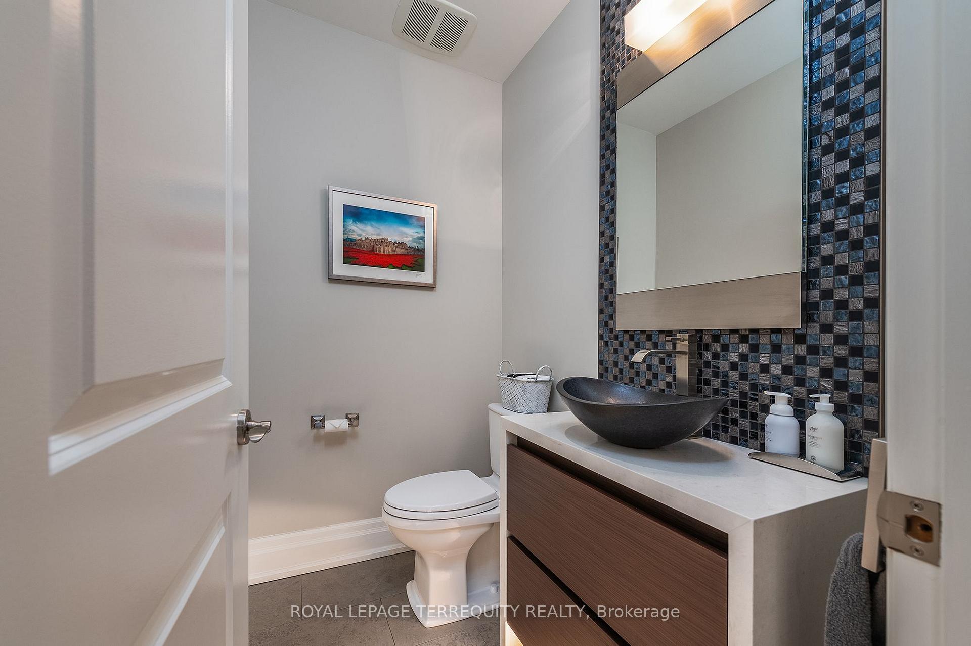 Photo 17 of 19 Bannon Avenue, Etobicoke, Kingsway South — HOMEH