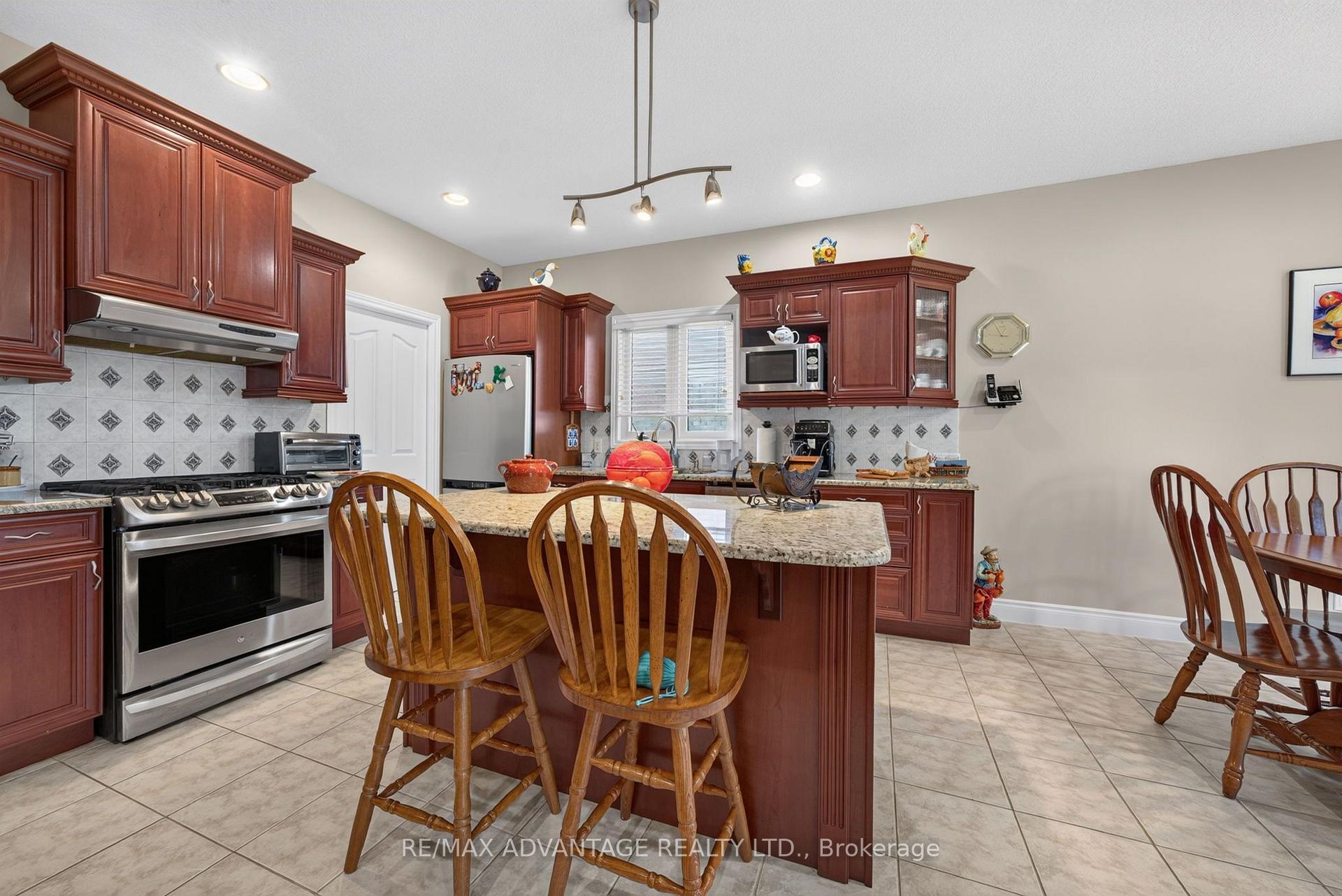 Photo 10 of 8 Willard Crescent, Middlesex Centre, Kilworth — HOMEH