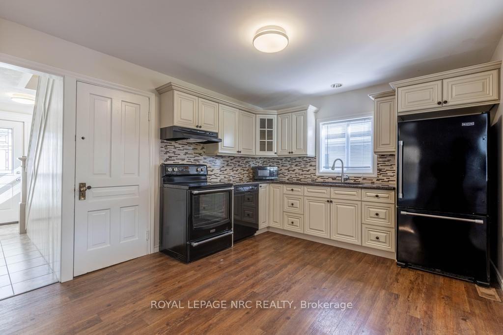 Photo 7 of 30 Walnut Street, St. Catharines, Secord Woods — HOMEH