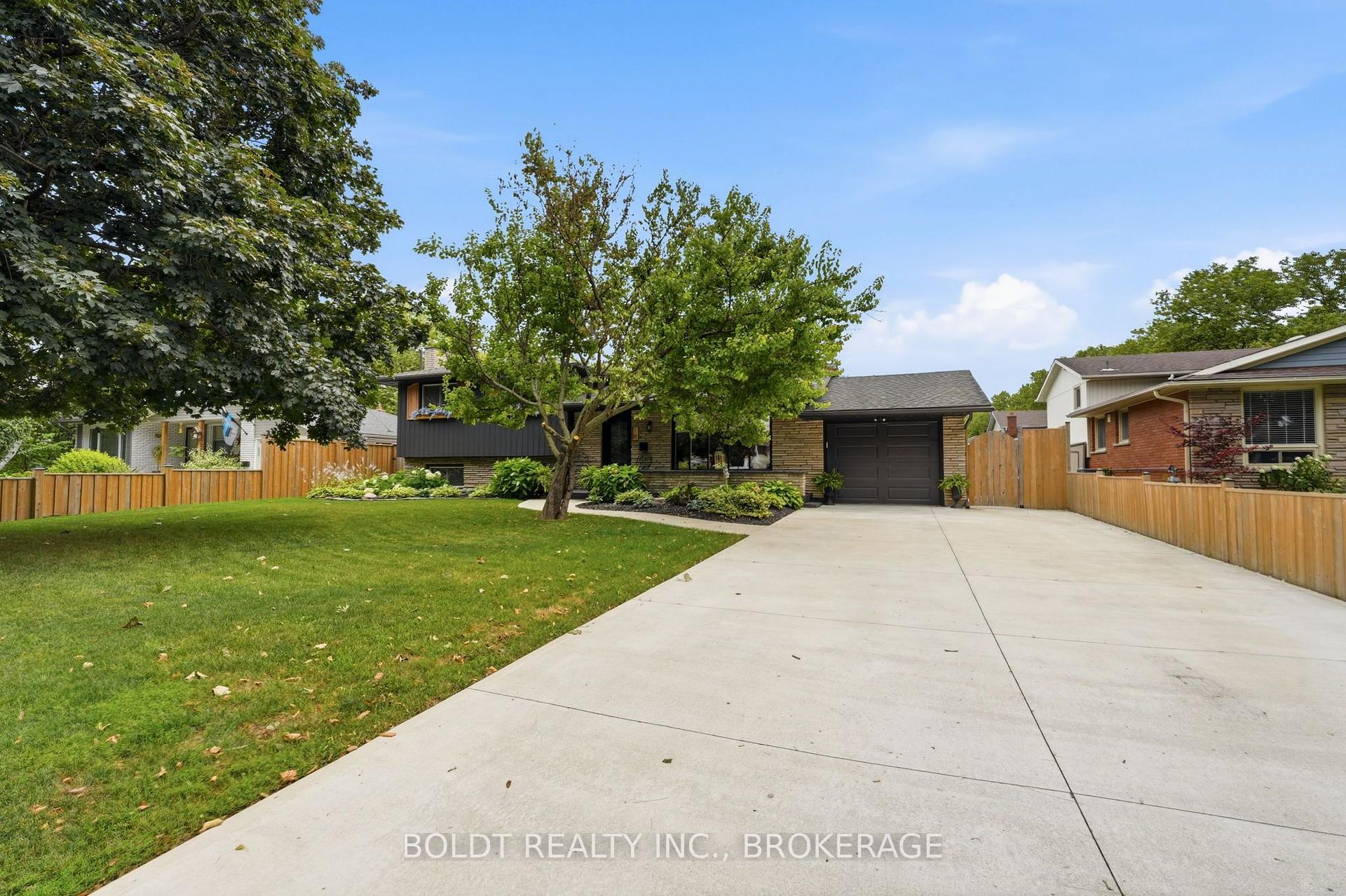Photo 2 of 18 Prince Charles Drive, St. Catharines, Lakeport — HOMEH