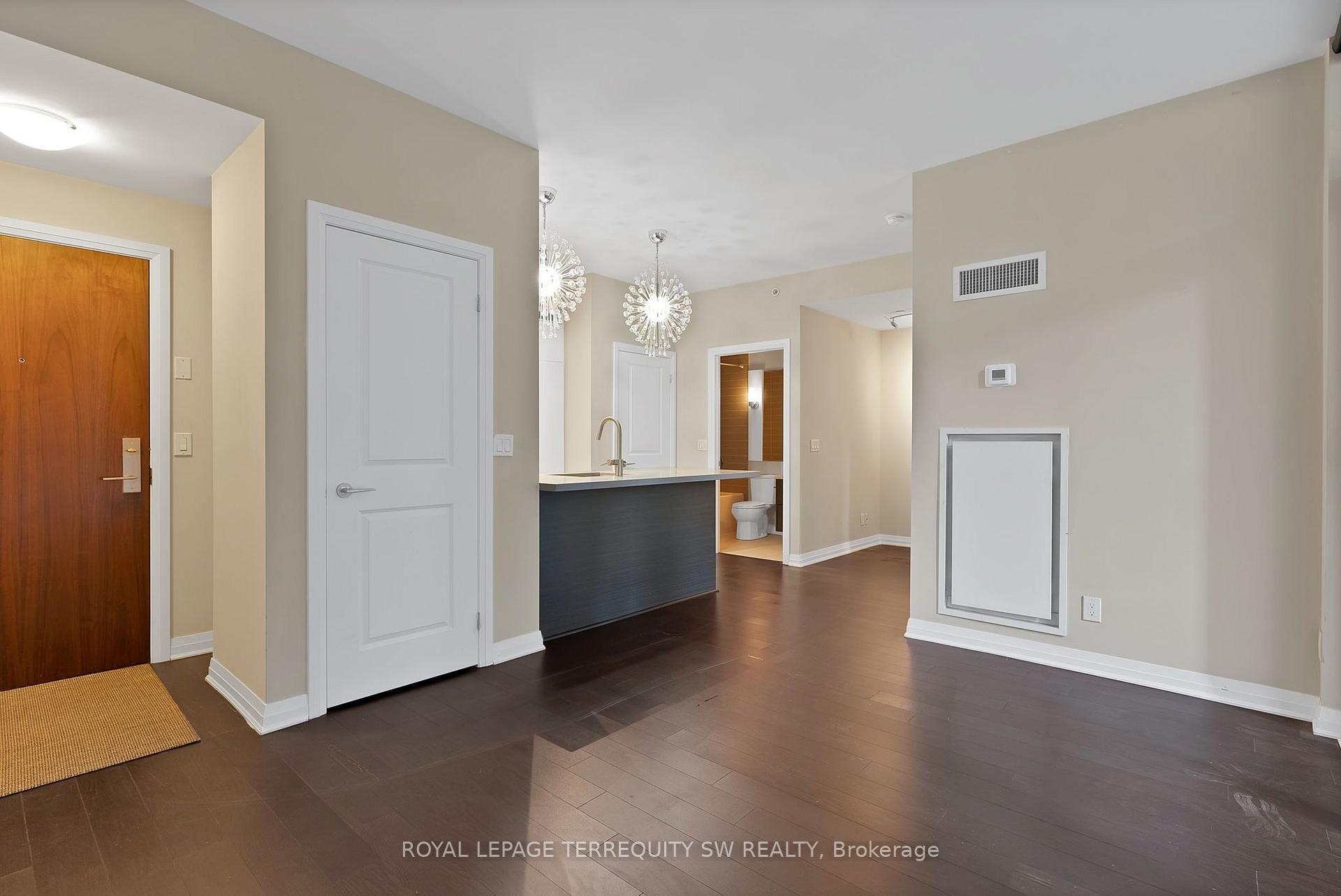 Photo 2 of Unit 1307, 8 Mercer Street, Toronto, Waterfront Communities — HOMEH