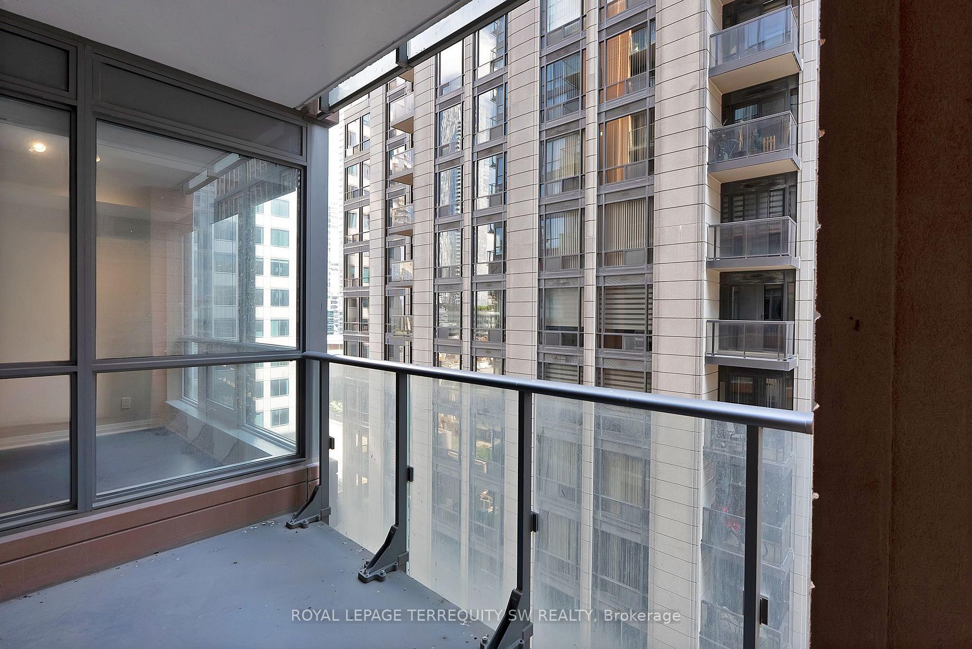 Photo 16 of Unit 1307, 8 Mercer Street, Toronto, Waterfront Communities — HOMEH