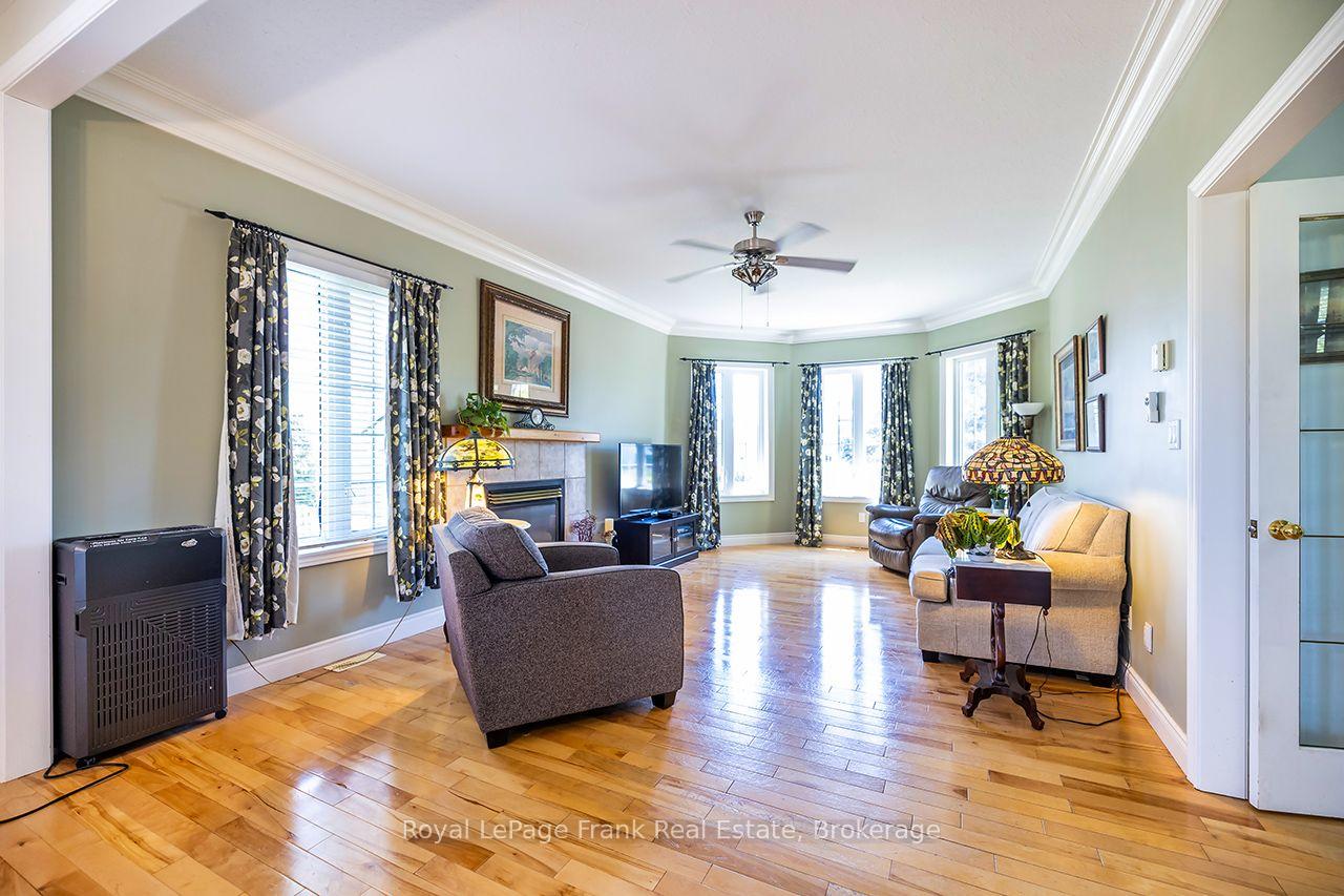 Photo 20 of 36 Lori Boulevard, Kawartha Lakes, Lindsay — HOMEH