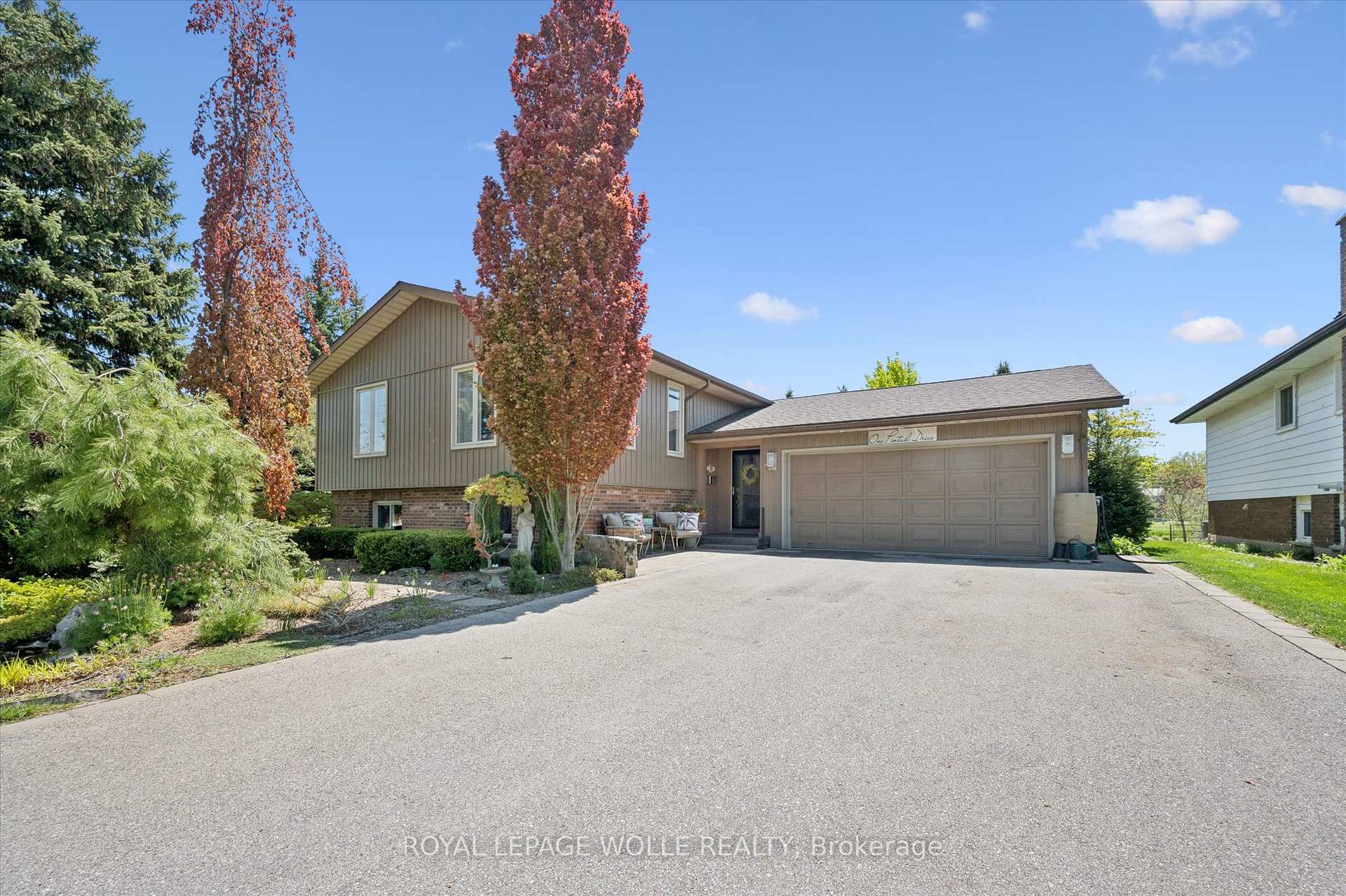Photo 3 of 1 Pintail Drive S, Woolwich, Elmira — HOMEH