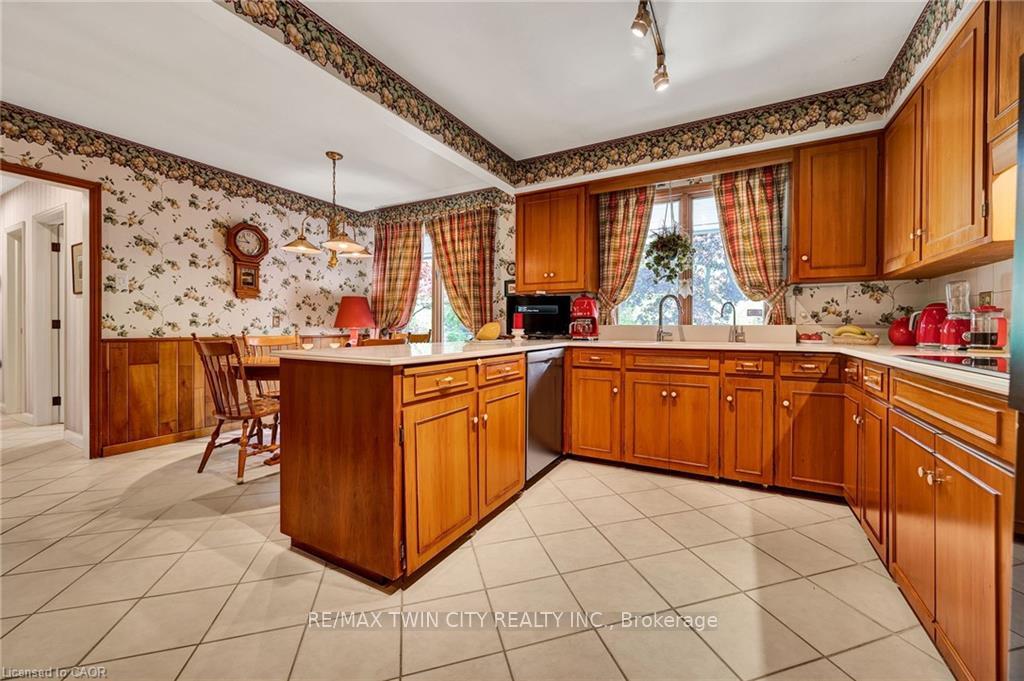 Photo 13 of 61 Huntley Crescent, Kitchener, Westmount - Kitchener — HOMEH