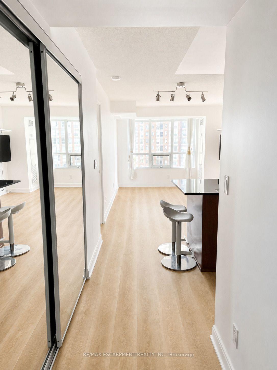 Photo 4 of Unit 708, 330 Burnhamthorpe Road W, Mississauga, City Centre — HOMEH