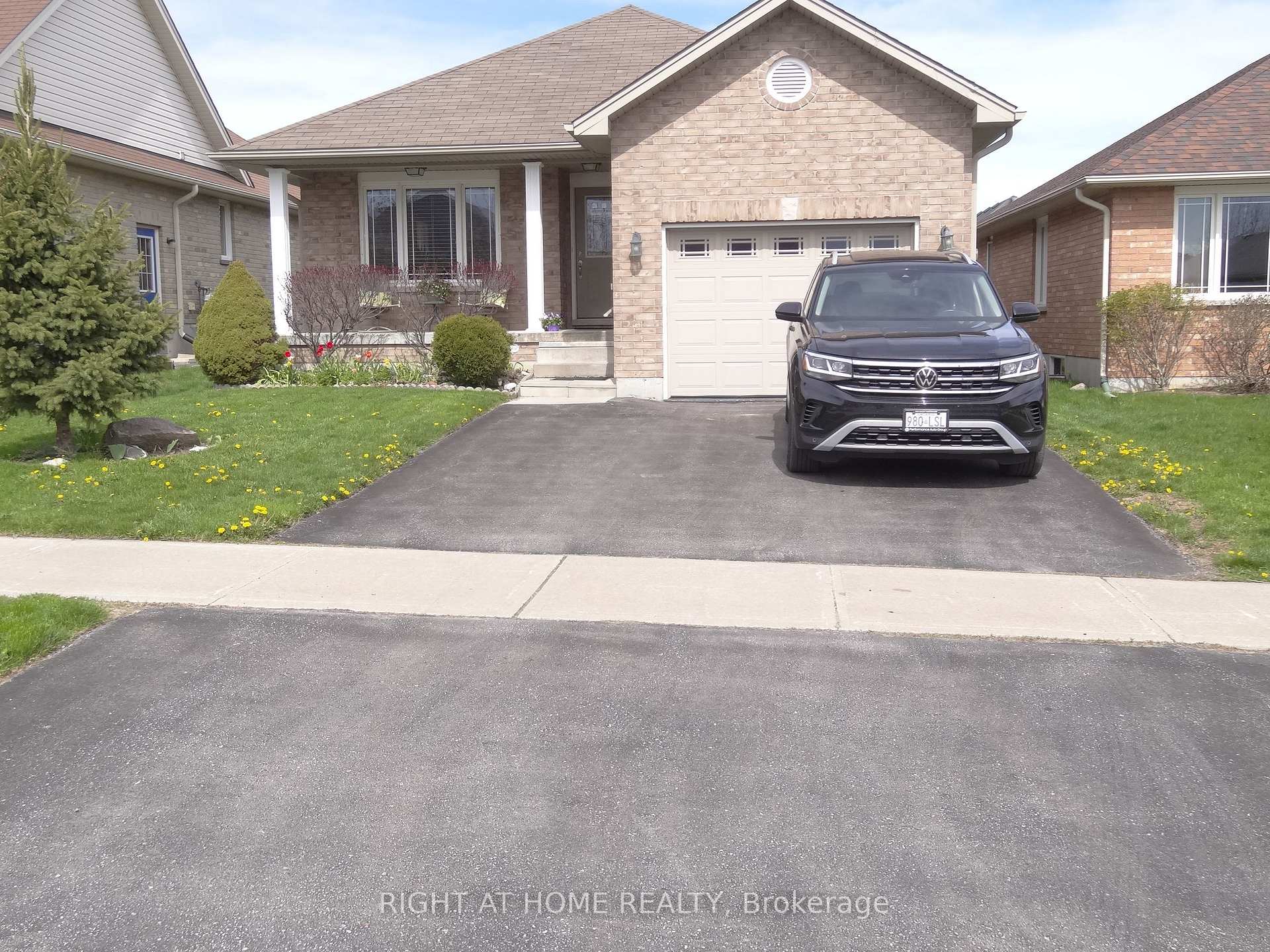 Photo 3 of 14 Matchett Crescent, Kawartha Lakes, Lindsay — HOMEH