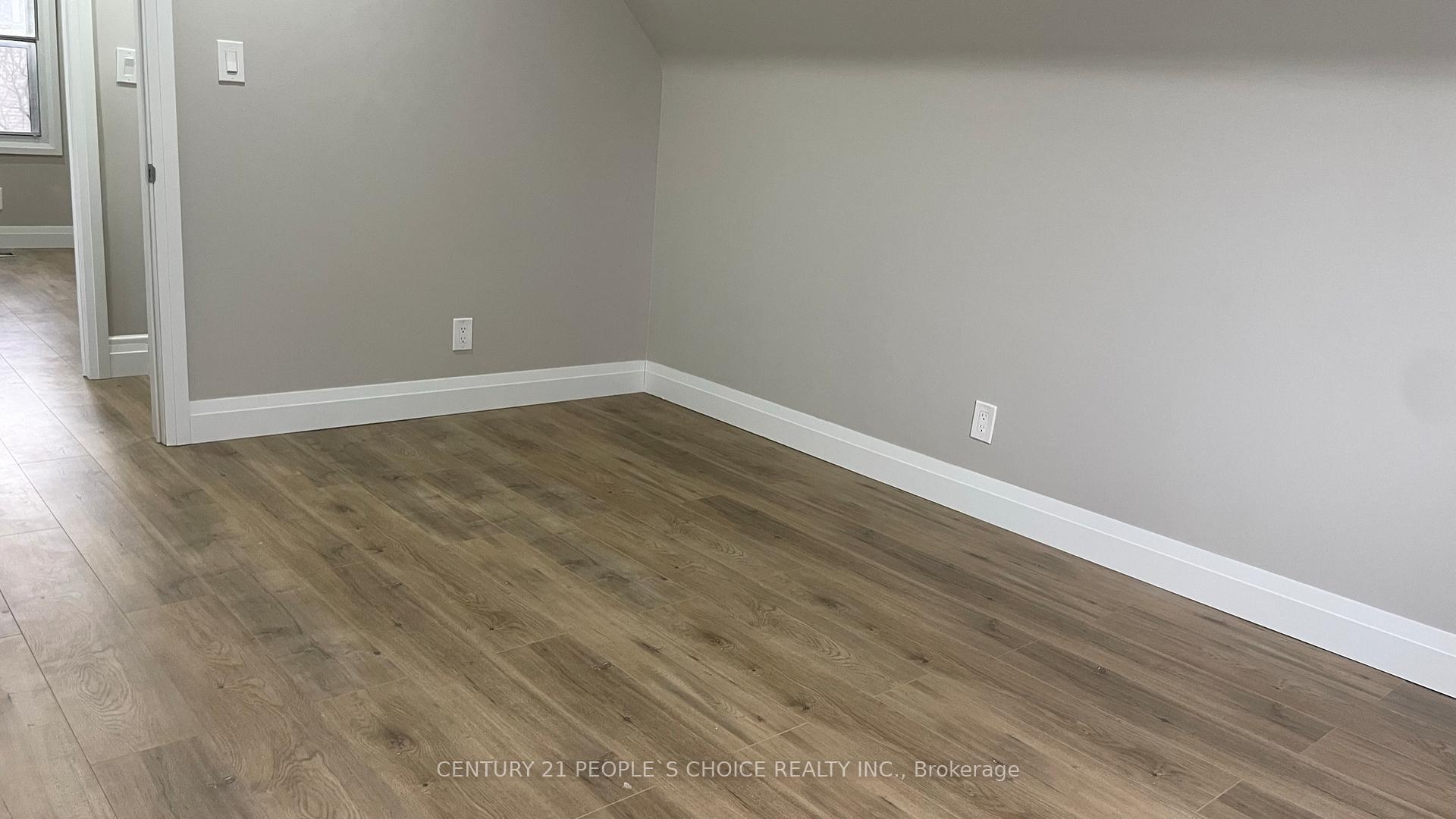 Photo 27 of 136 Edgemont Street N, Hamilton, Crown Point — HOMEH