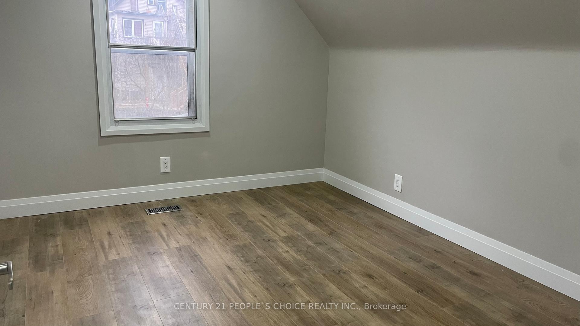 Photo 29 of 136 Edgemont Street N, Hamilton, Crown Point — HOMEH